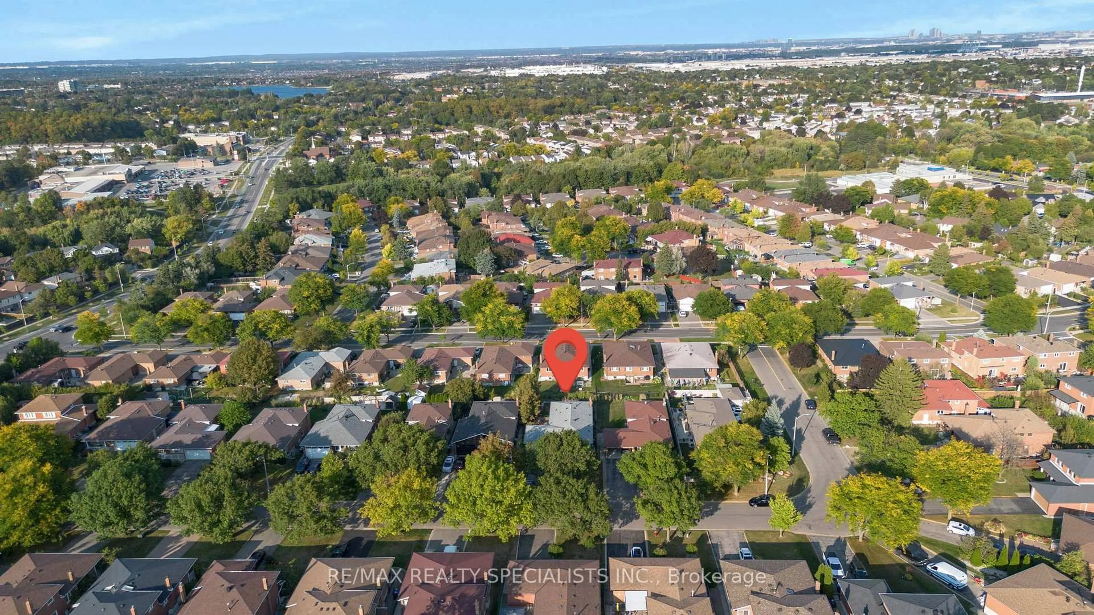 A pic from outside/outdoor area/front of a property/back of a property/a pic from drone, street for 8 Malcolm Cres, Brampton Ontario L6S 3C8