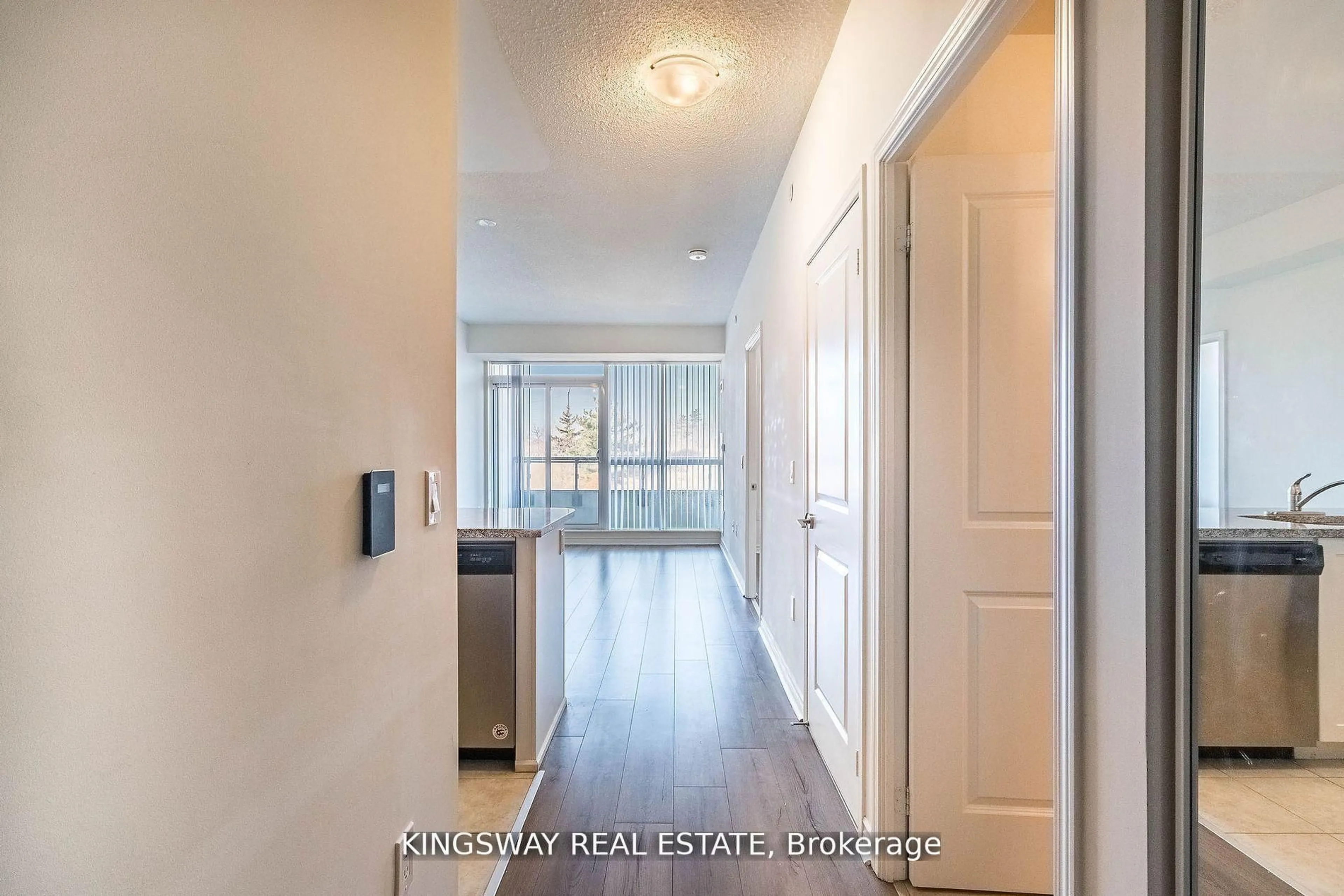 Indoor entryway for 349 RATHBURN Rd #217, Mississauga Ontario L5B 0G9