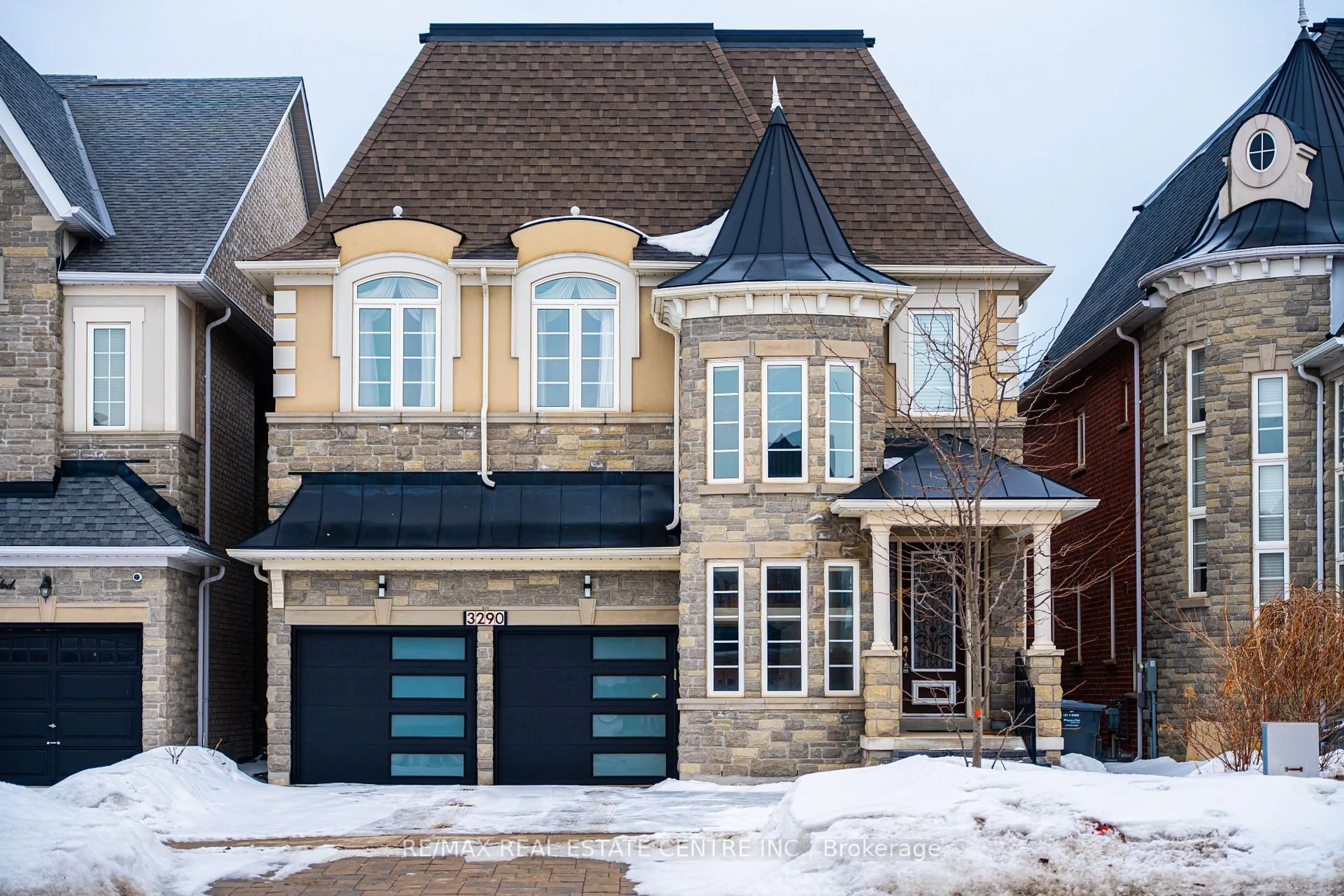 Home with brick exterior material, street for 3290 Erin Centre Blvd, Mississauga Ontario L5M 0K9