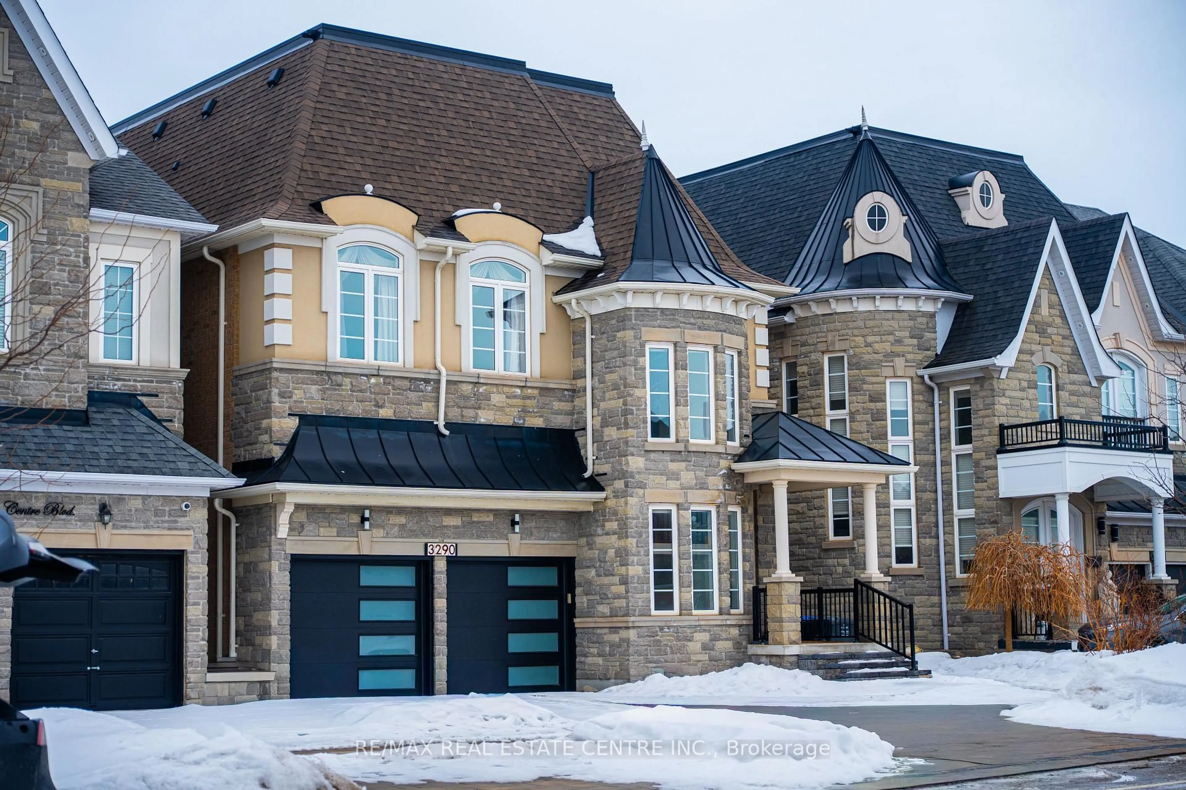 Home with brick exterior material, street for 3290 Erin Centre Blvd, Mississauga Ontario L5M 0K9