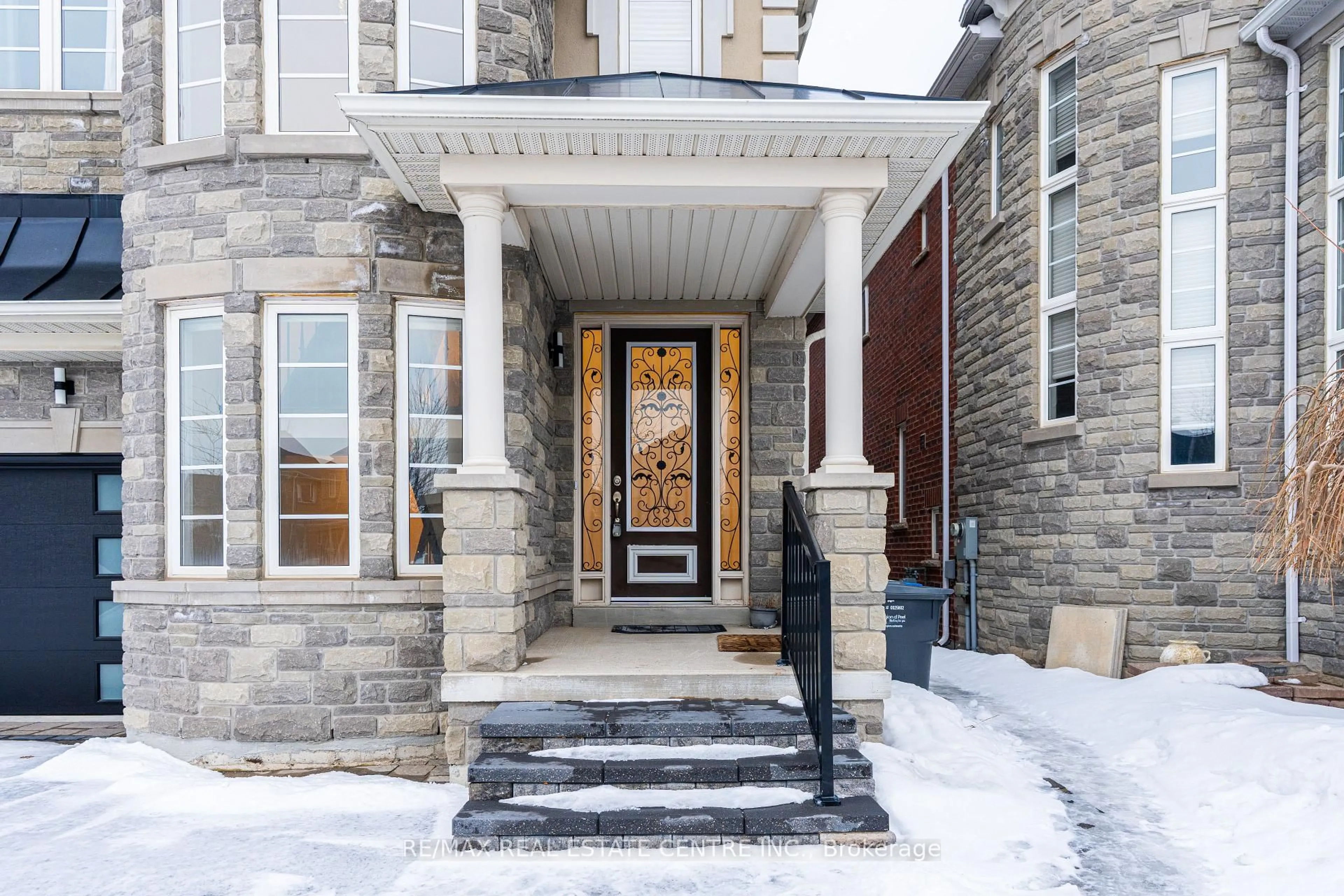 Indoor entryway for 3290 Erin Centre Blvd, Mississauga Ontario L5M 0K9
