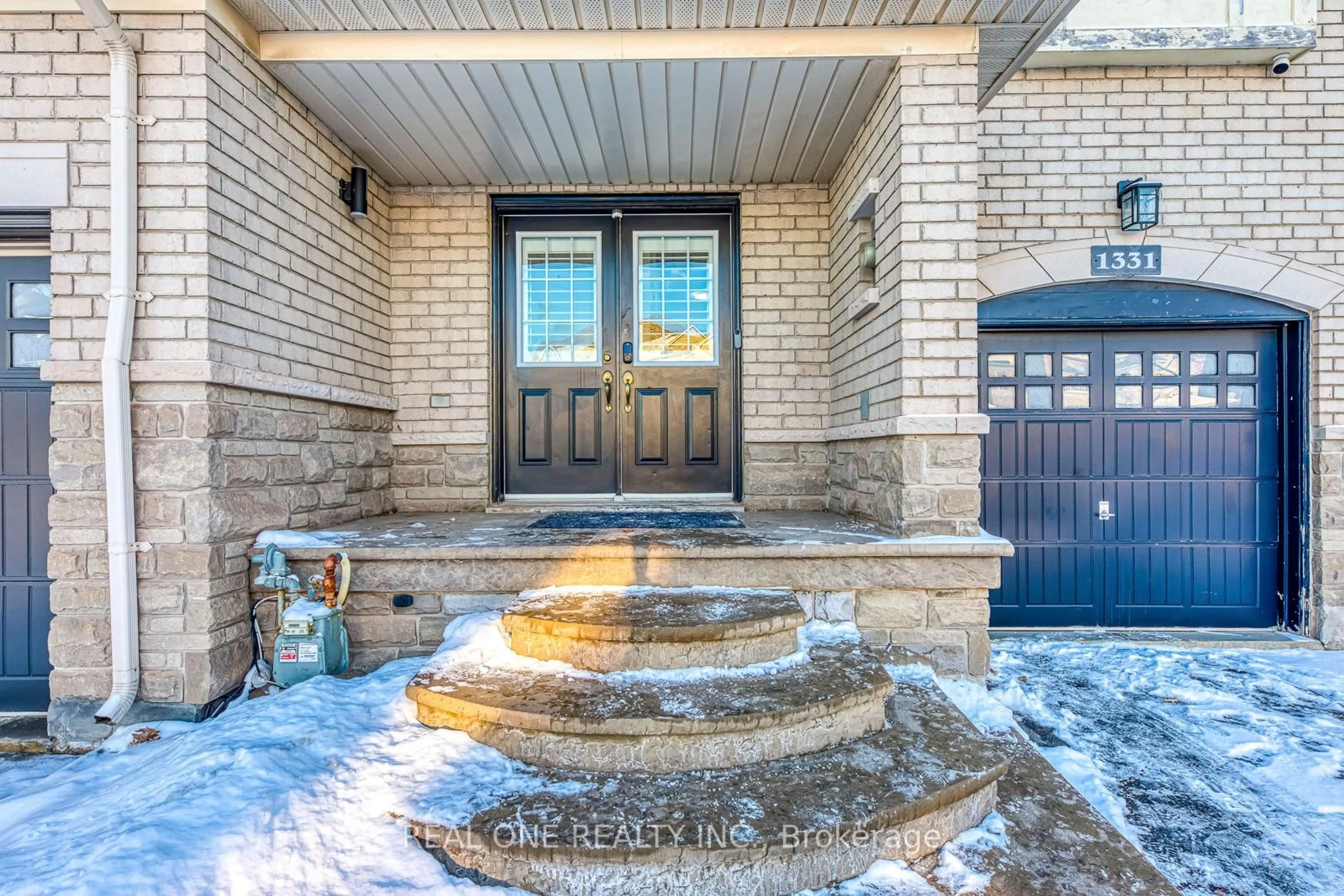 Indoor entryway for 1331 Kestell Blvd, Oakville Ontario L6H 0C8