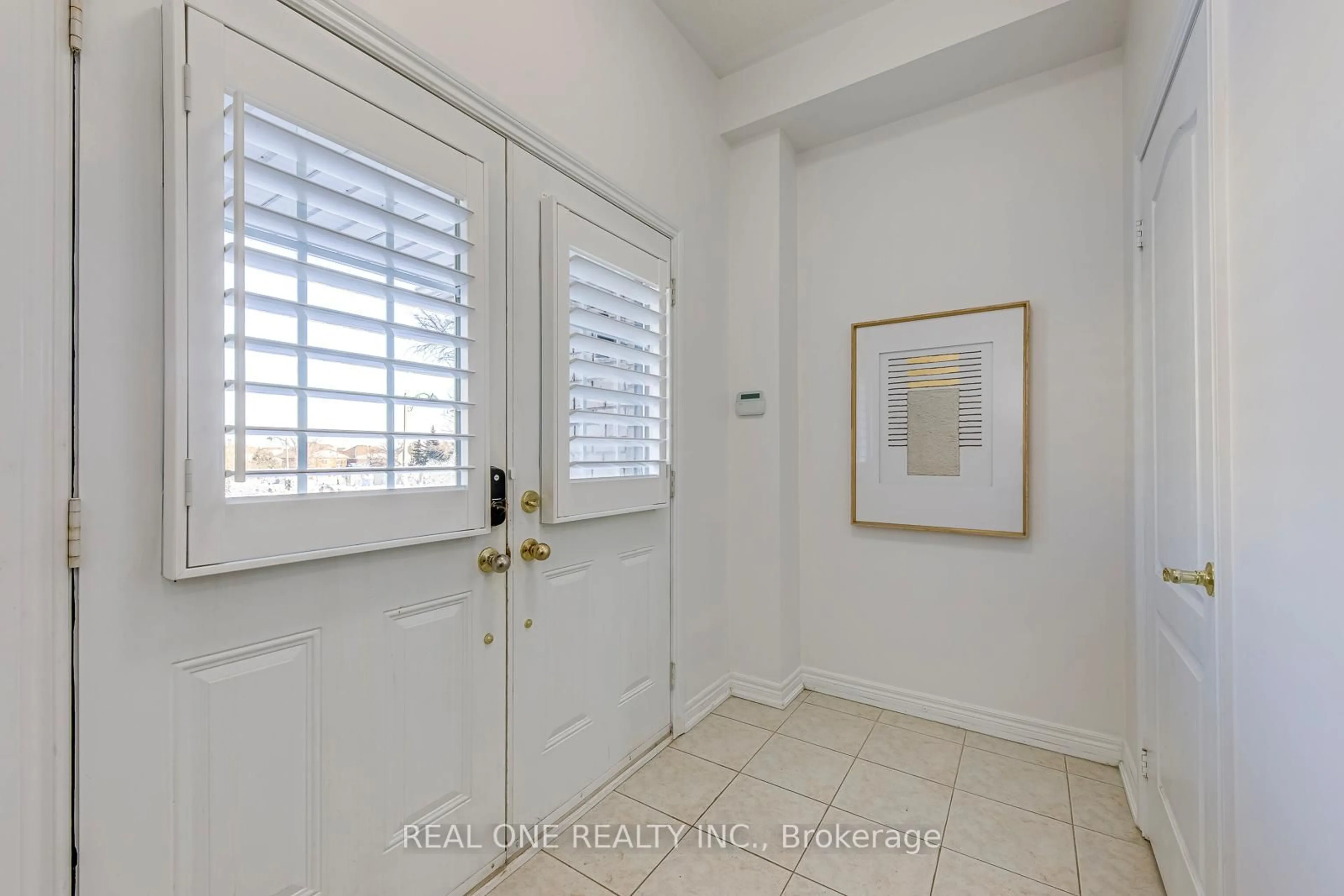 Indoor entryway for 1331 Kestell Blvd, Oakville Ontario L6H 0C8