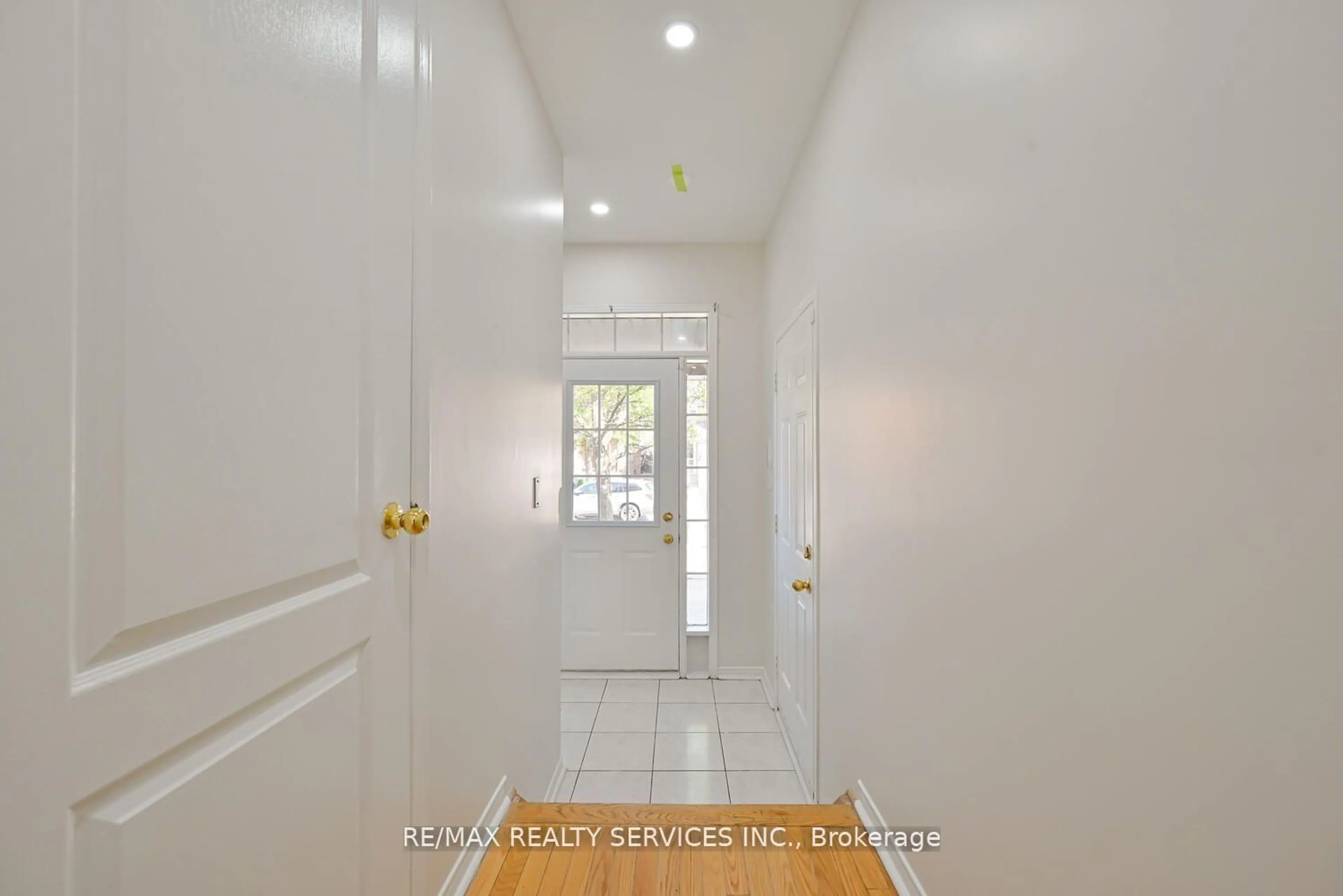 Indoor foyer for 102 Sand Cherry Cres, Brampton Ontario L6R 3B2