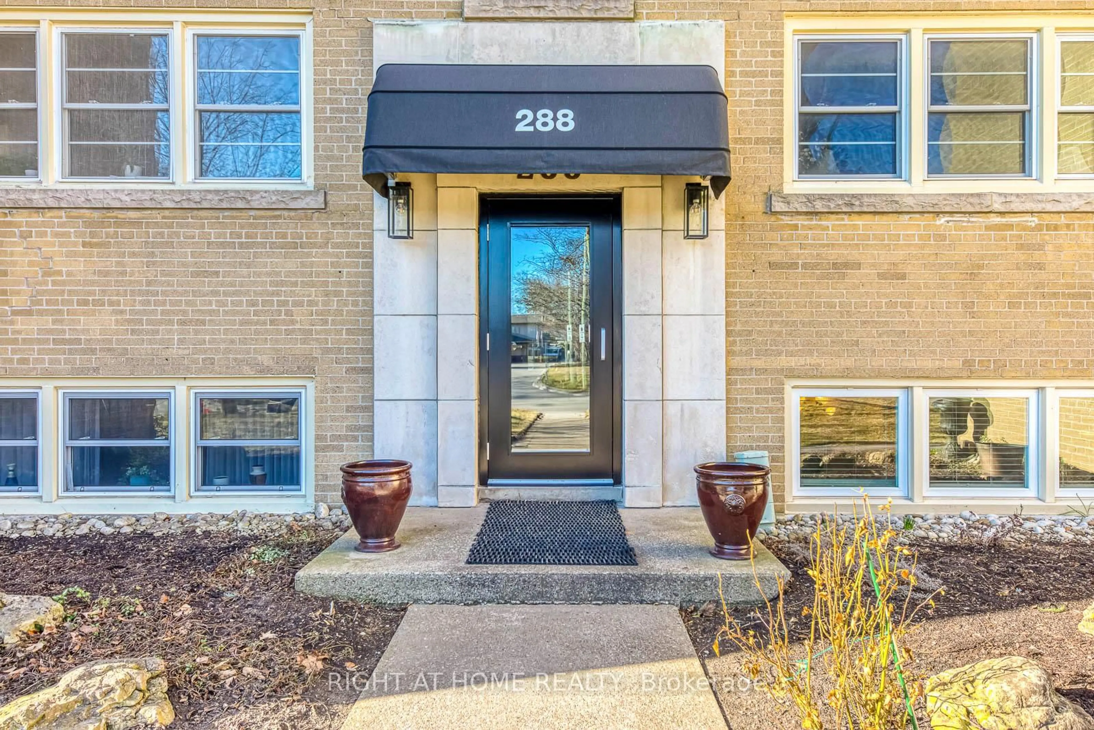 Indoor entryway for 288 Reynolds St #1, Oakville Ontario L6J 3L4