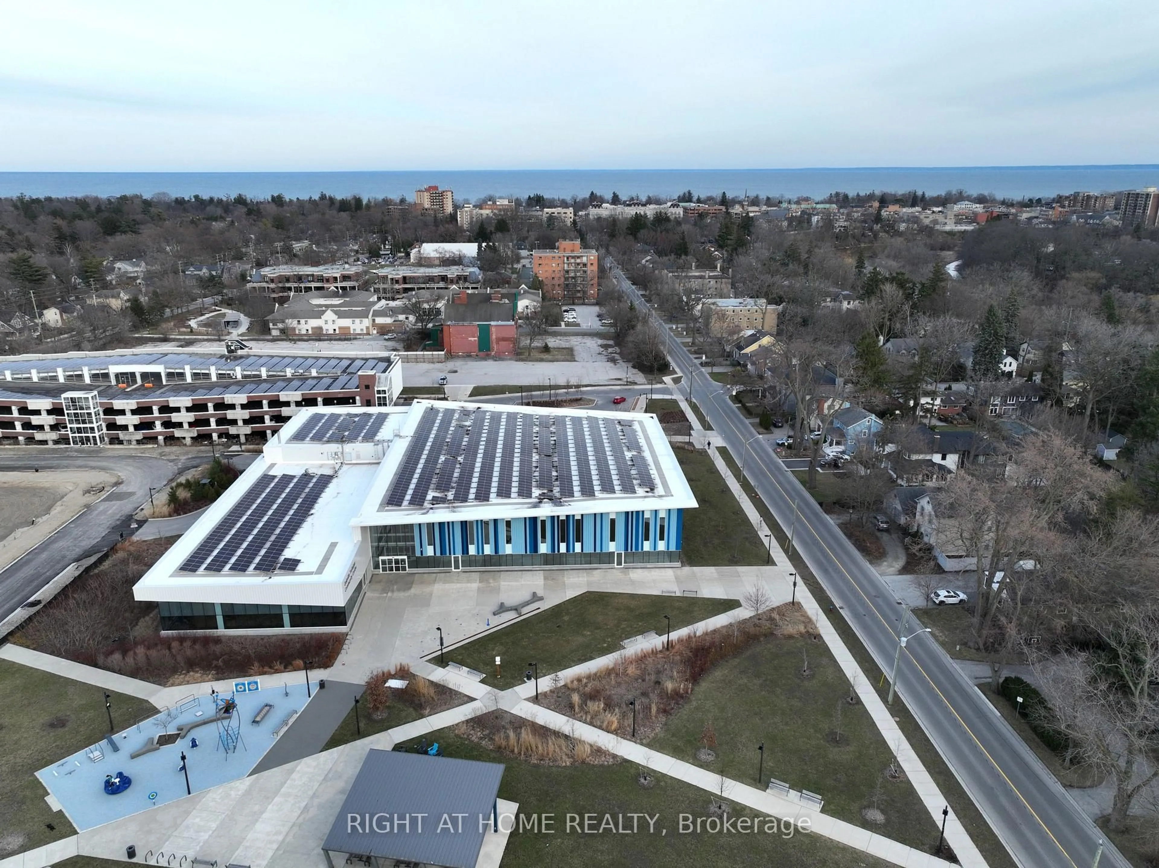 A pic from outside/outdoor area/front of a property/back of a property/a pic from drone, building for 288 Reynolds St #1, Oakville Ontario L6J 3L4
