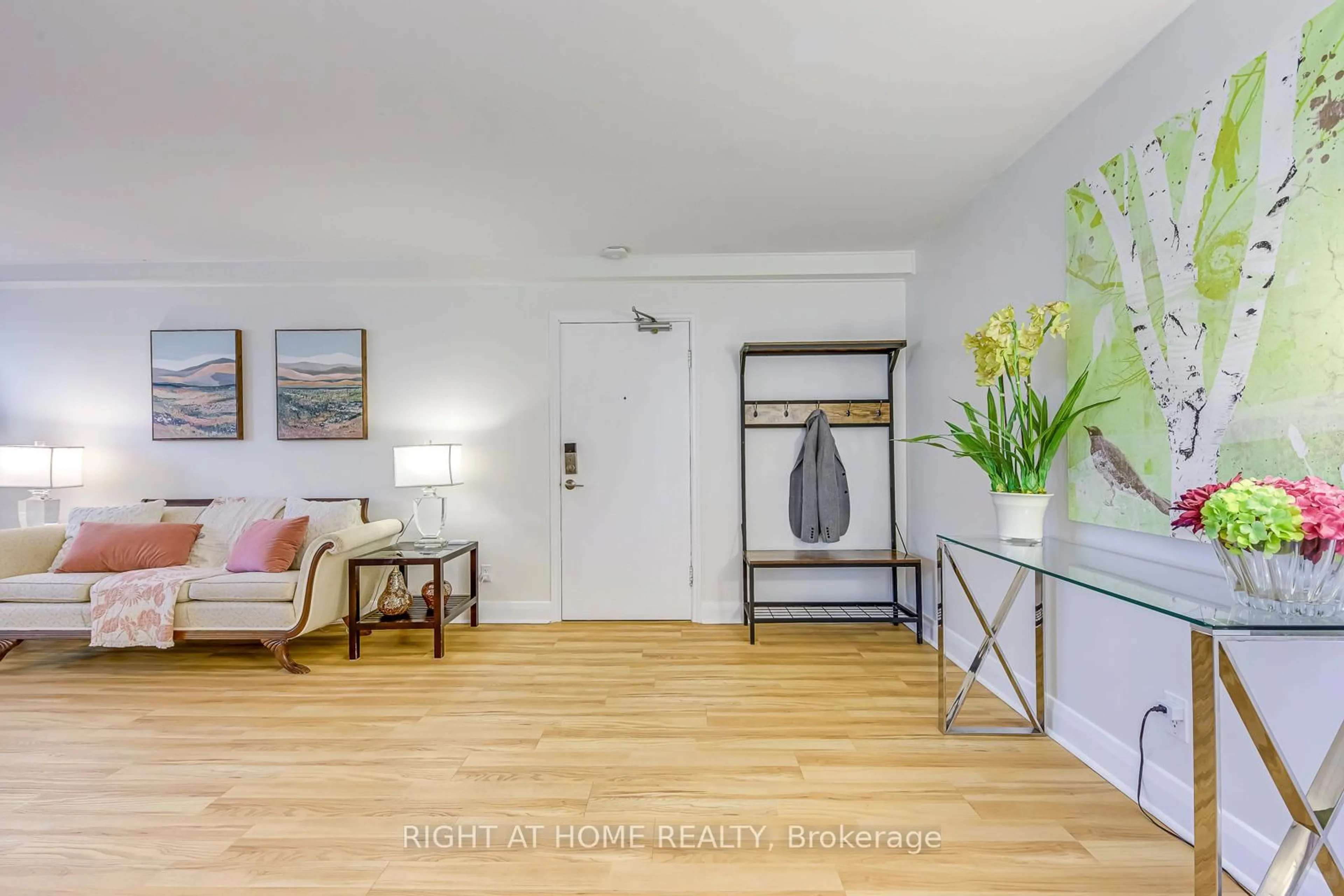 Indoor entryway for 288 Reynolds St #1, Oakville Ontario L6J 3L4