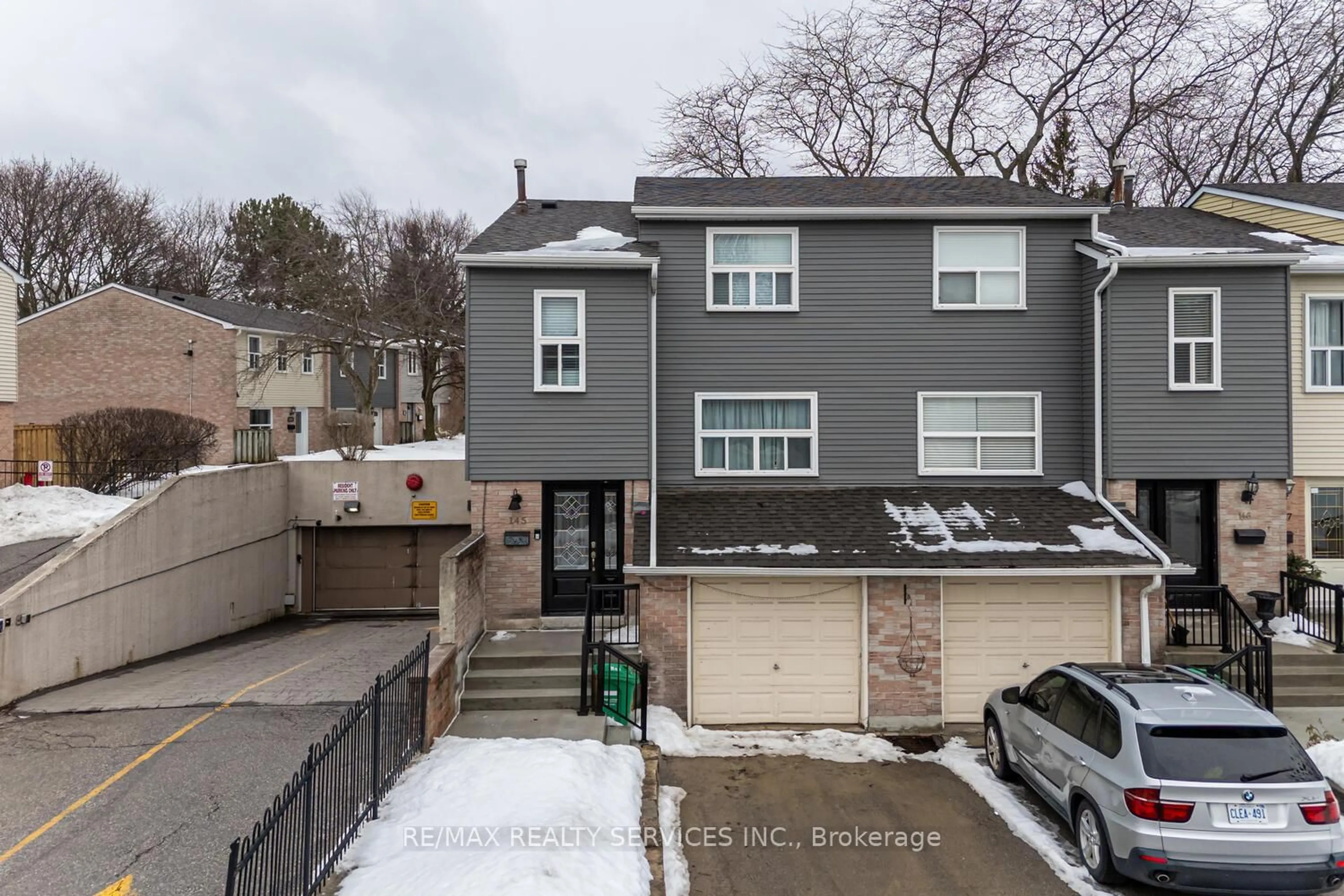 A pic from outside/outdoor area/front of a property/back of a property/a pic from drone, street for 1050 Shawnmarr Rd #145, Mississauga Ontario L5H 3V1