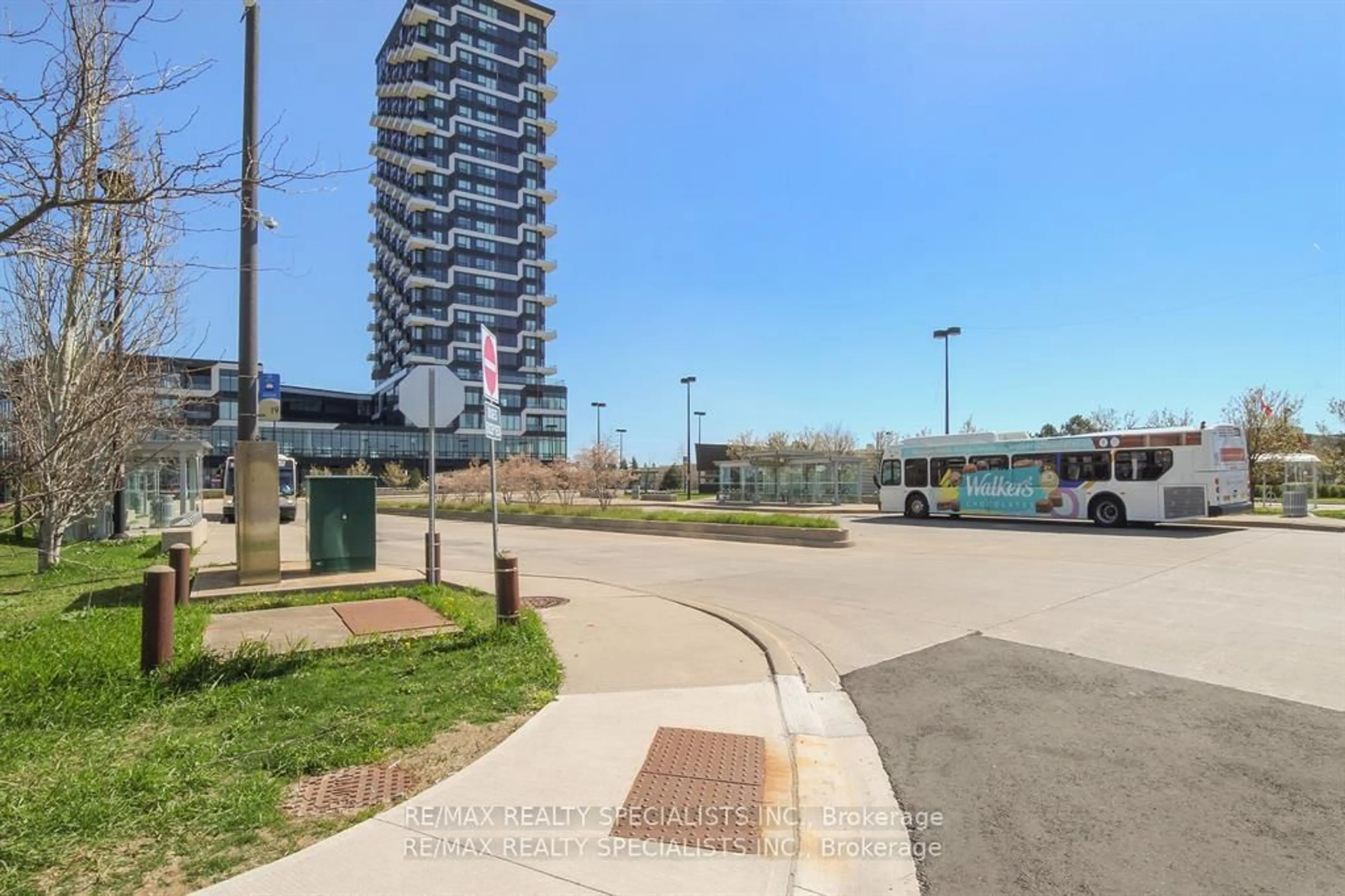 Patio, street for 2489 Taunton Rd #1417, Oakville Ontario L6H 3R9