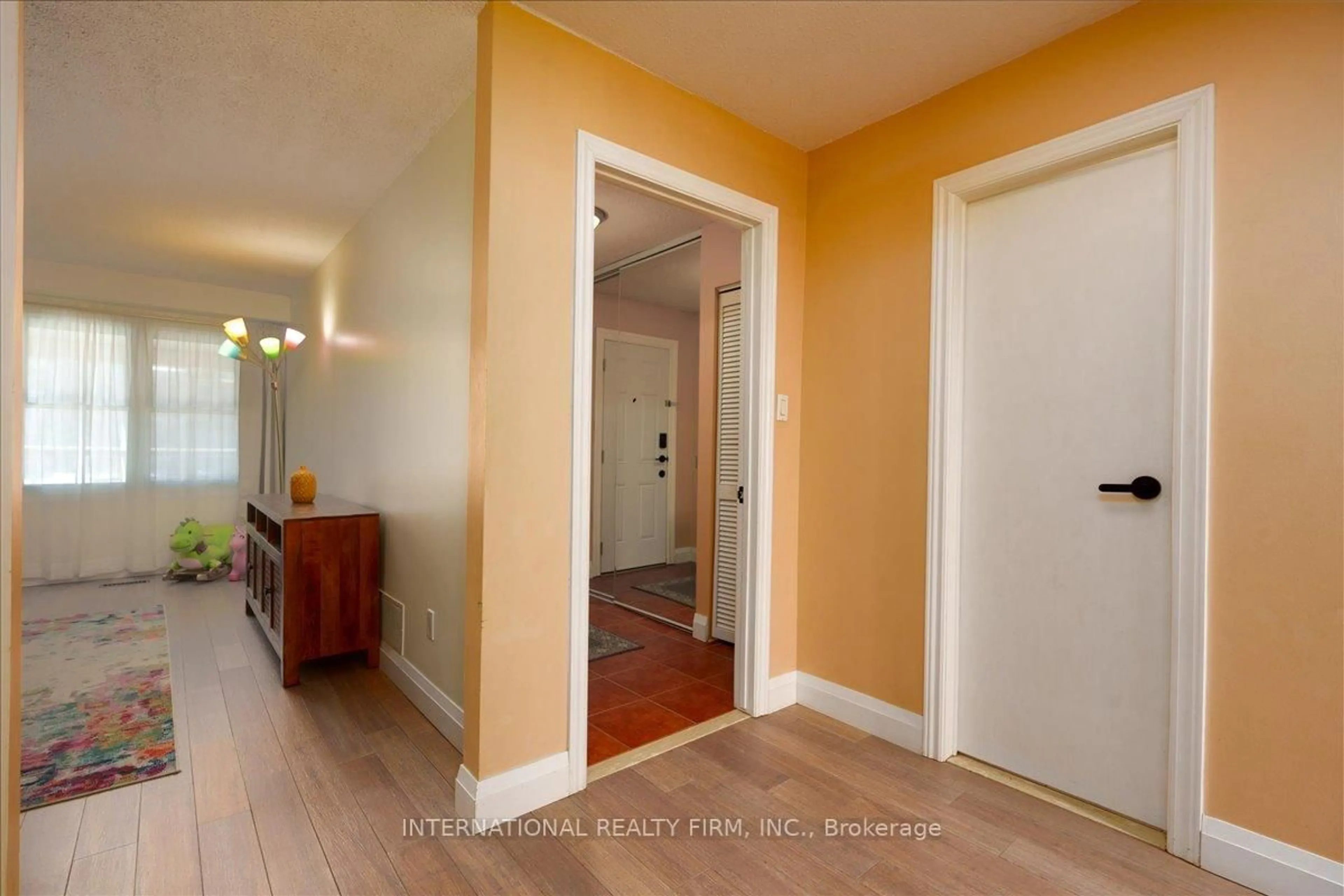 Indoor entryway for 1029 Zante Cres, Mississauga Ontario L5J 4M6