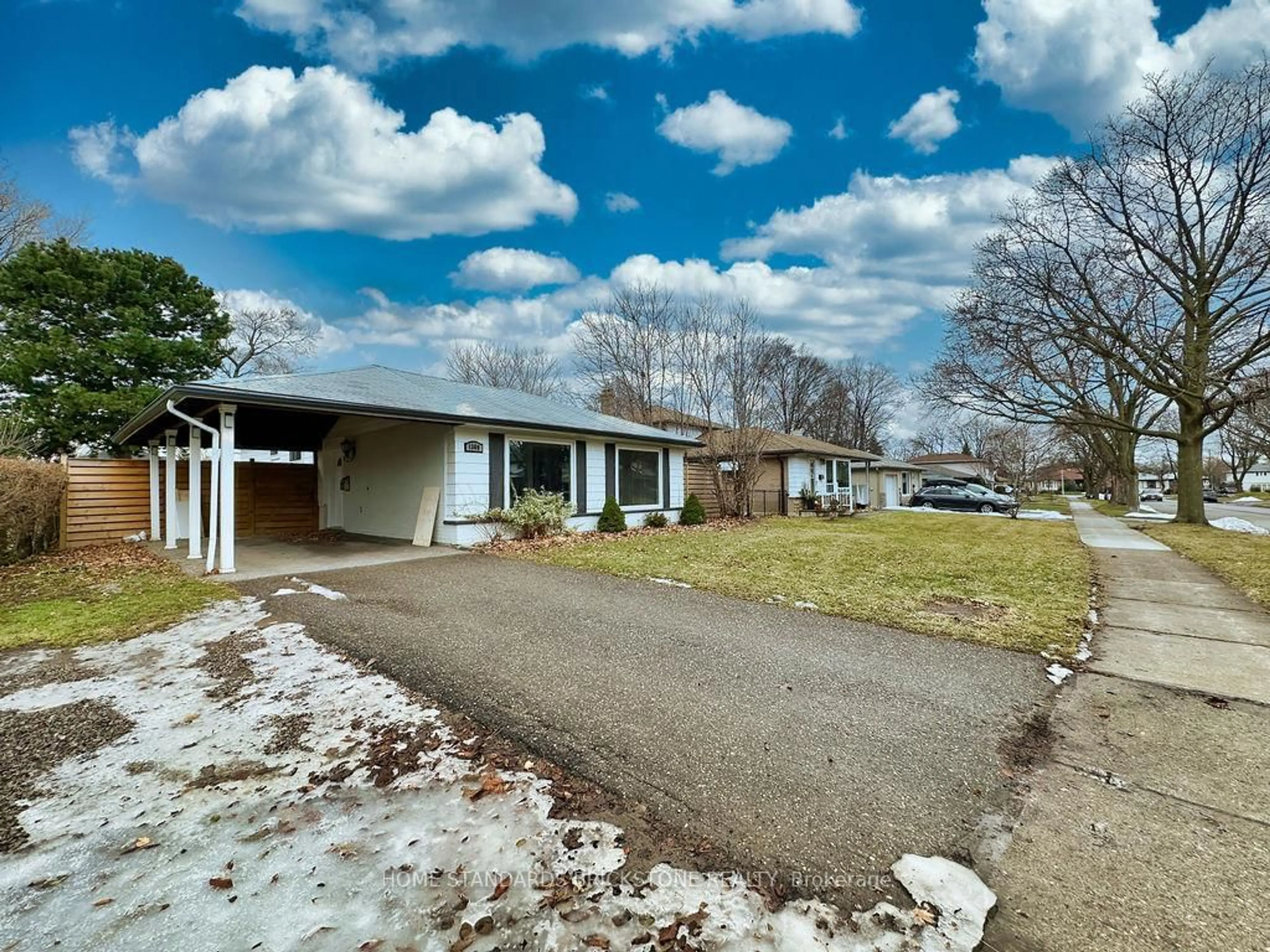 A pic from outside/outdoor area/front of a property/back of a property/a pic from drone, street for 1360 Glen Rutley Circ, Mississauga Ontario L4X 1Z6