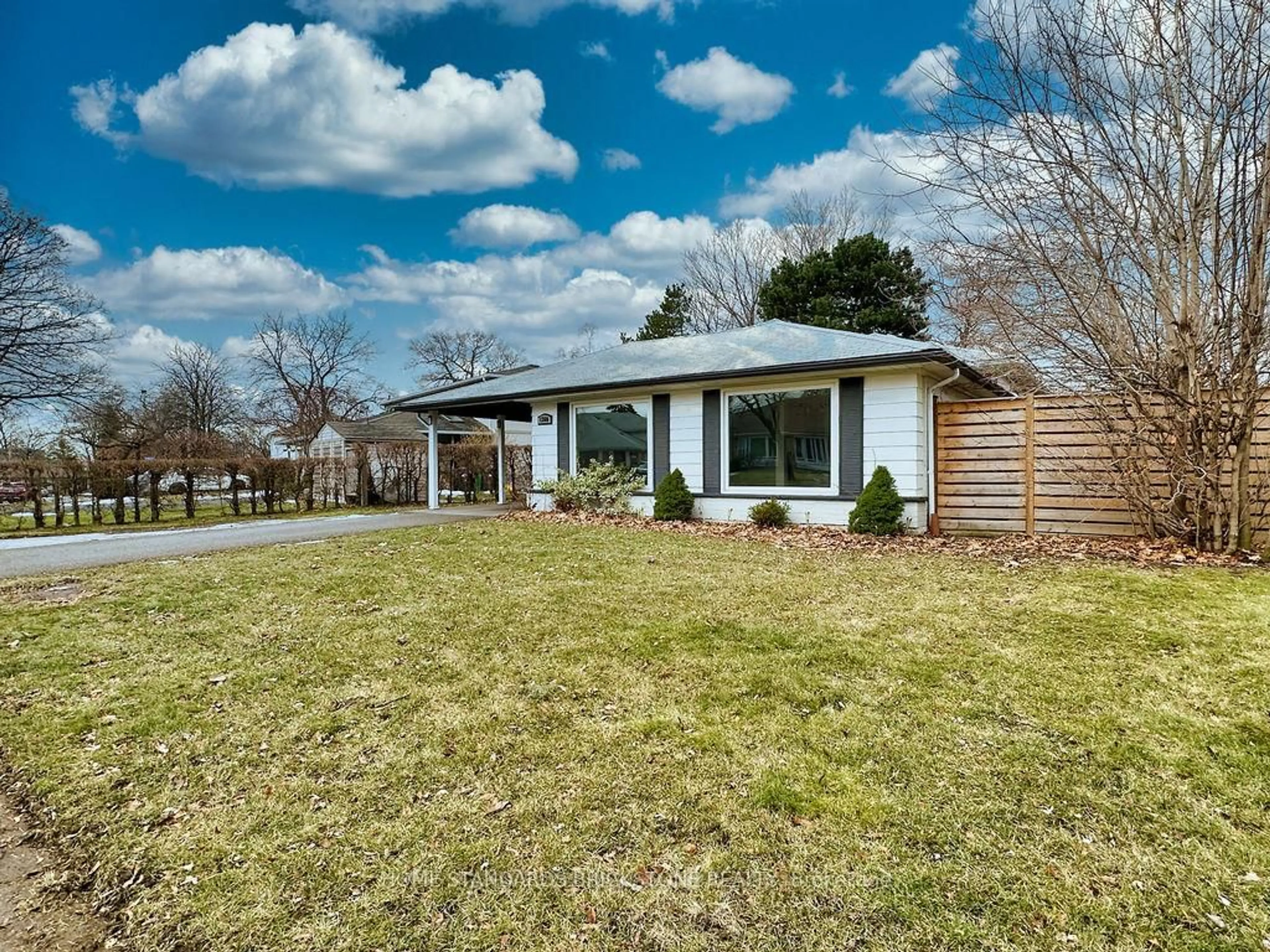 A pic from outside/outdoor area/front of a property/back of a property/a pic from drone, street for 1360 Glen Rutley Circ, Mississauga Ontario L4X 1Z6