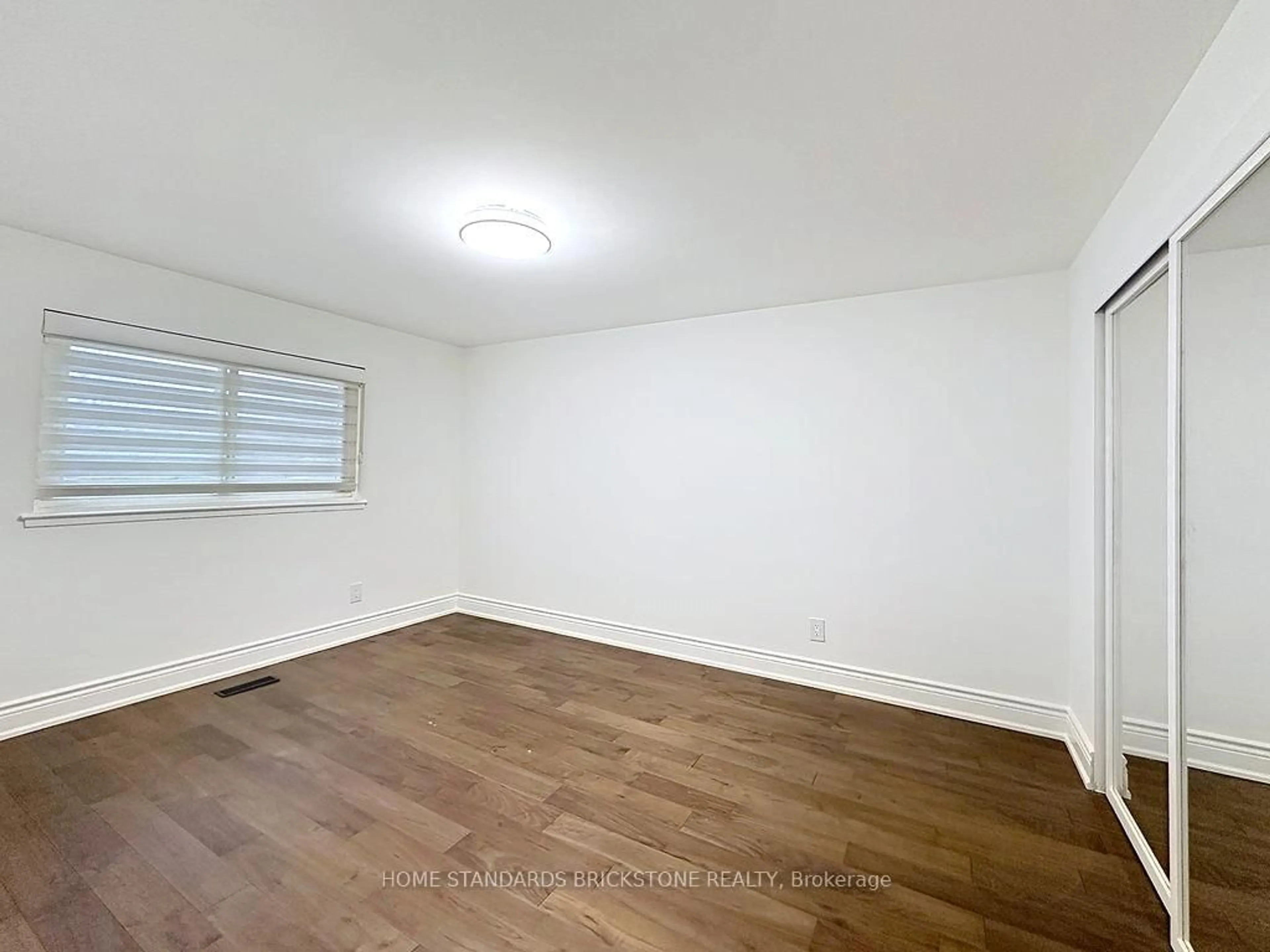 A pic of a room for 1360 Glen Rutley Circ, Mississauga Ontario L4X 1Z6