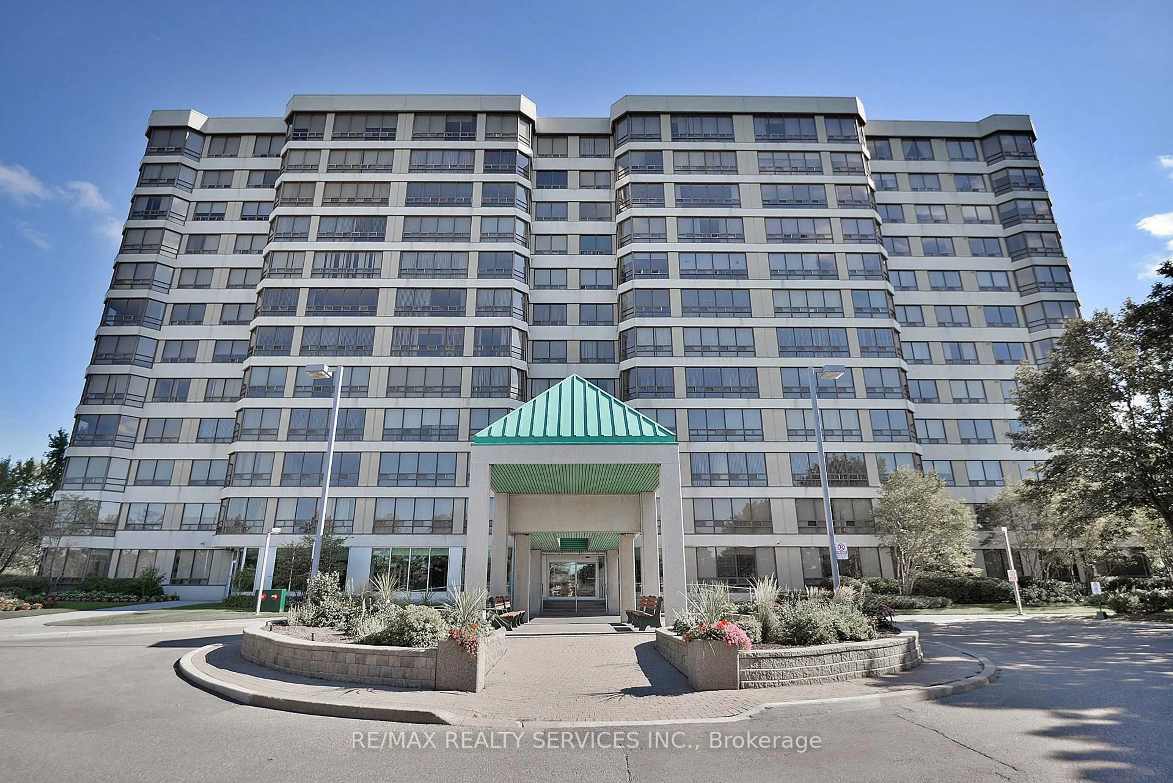 Indoor foyer for 330 Mill St #402, Brampton Ontario L6Y 3V3