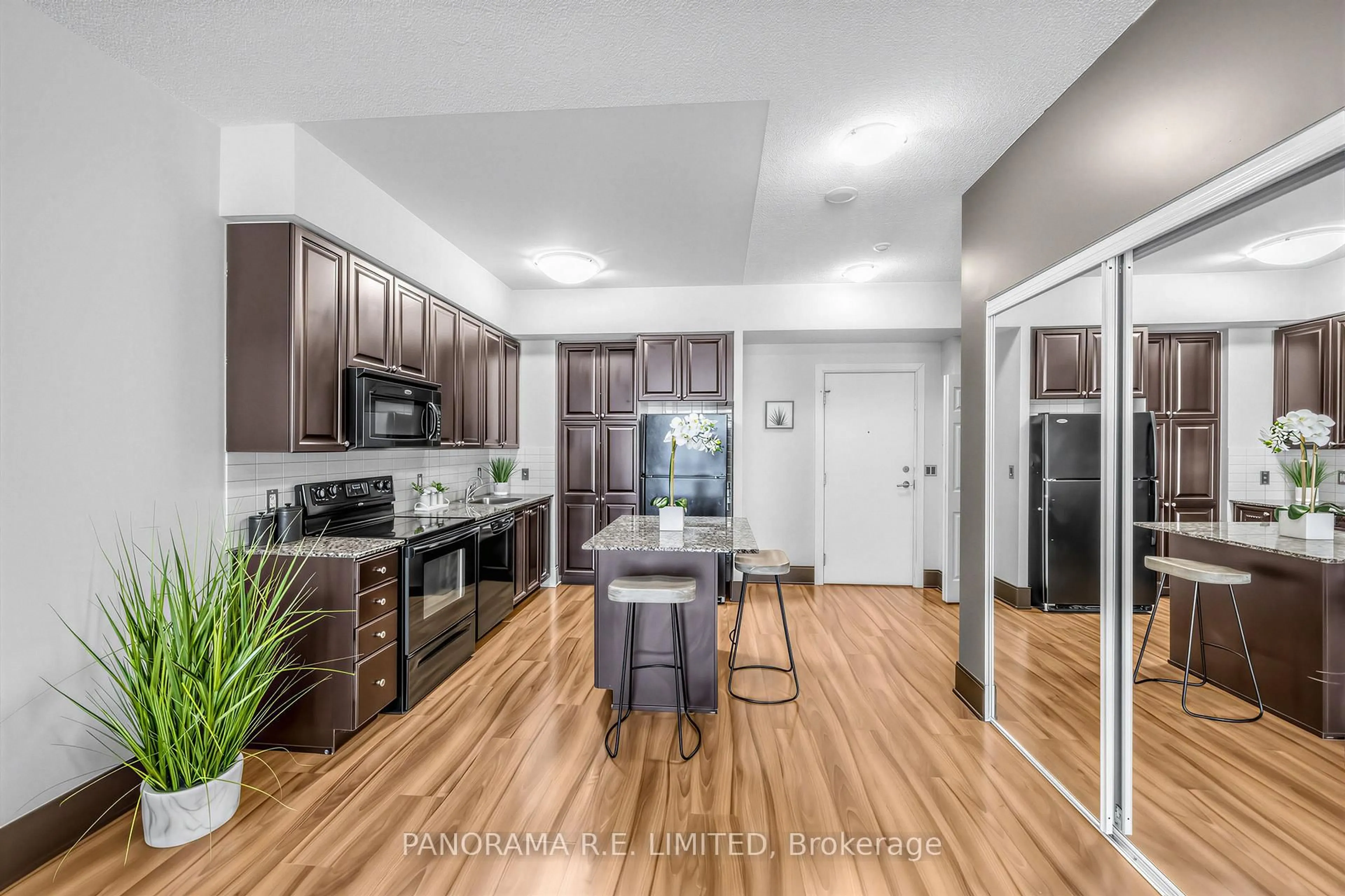 Open concept kitchen, unknown for 330 Burnhamthorpe Rd #3005, Mississauga Ontario L5B 0E1