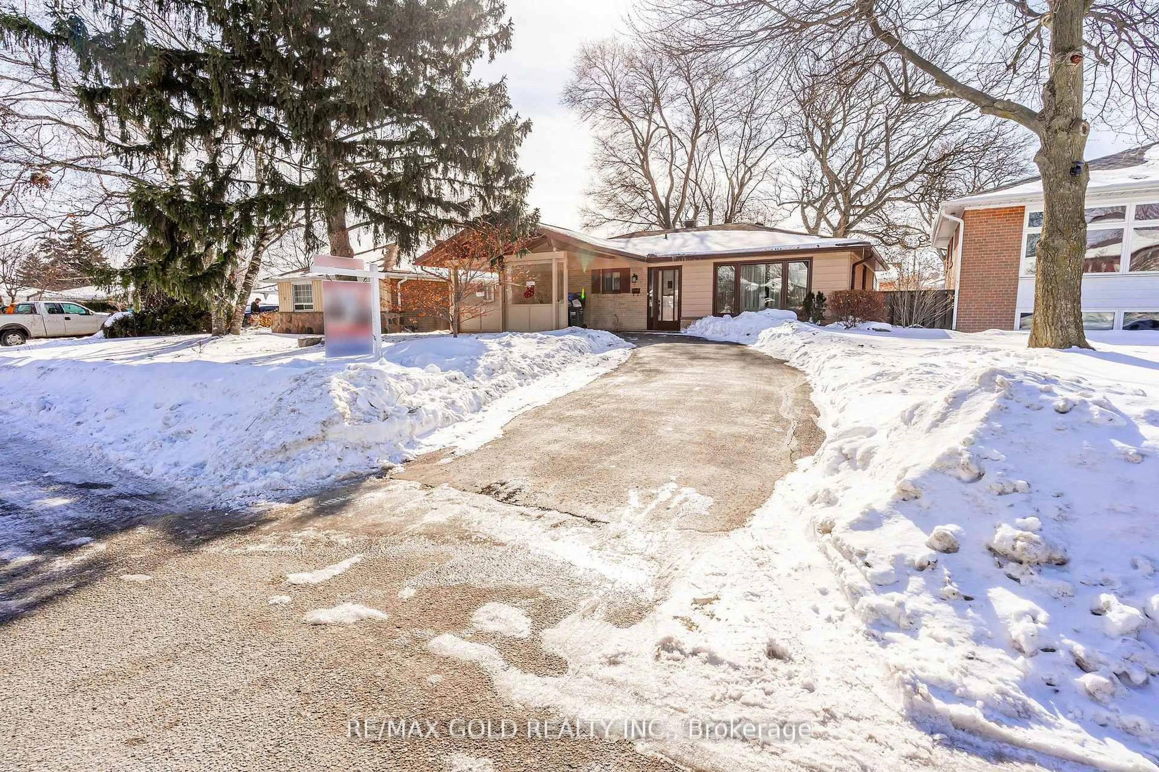 A pic from outside/outdoor area/front of a property/back of a property/a pic from drone, street for 29 Chesterfield Rd, Brampton Ontario L6W 1L2