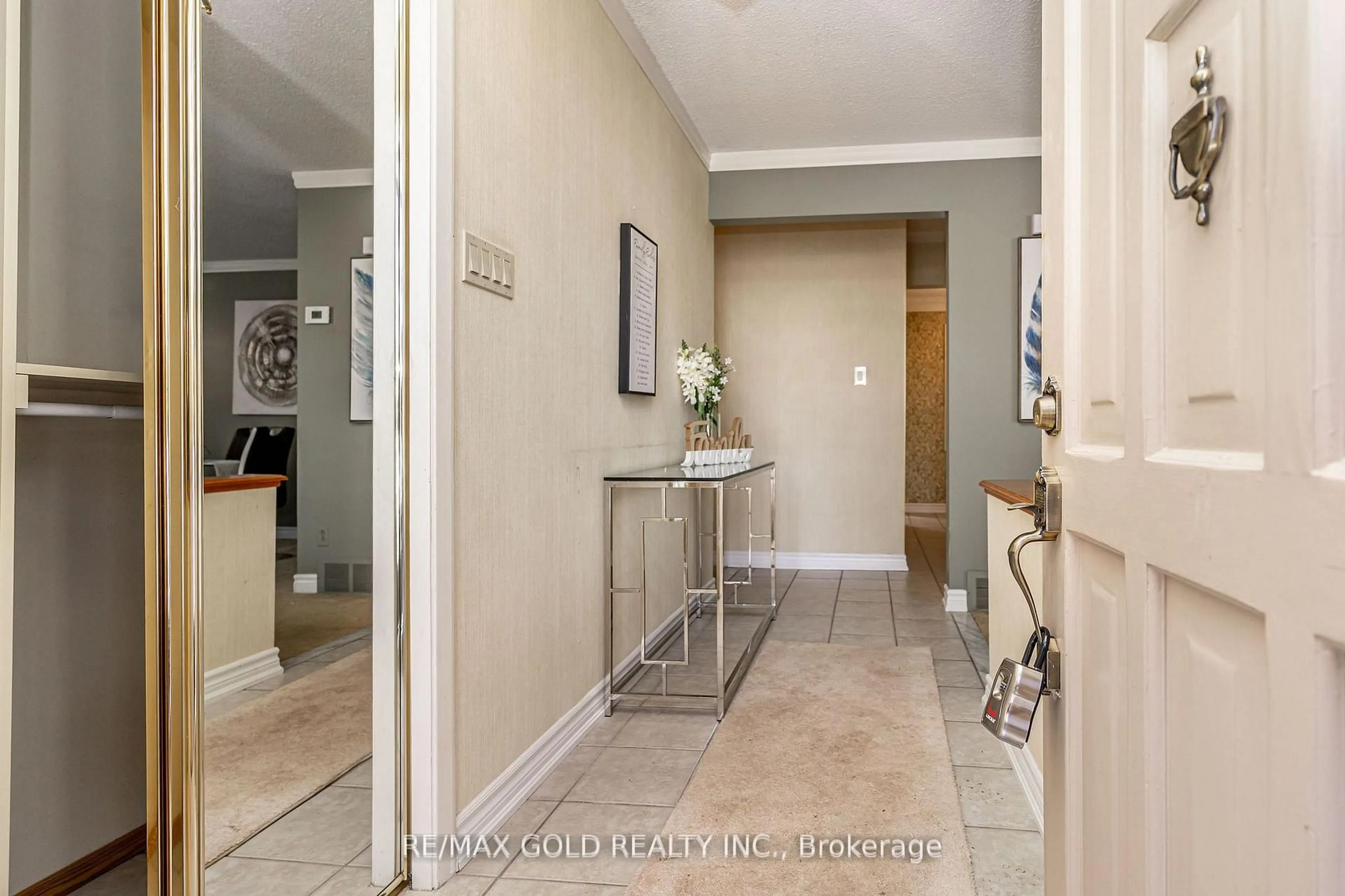 Indoor entryway for 29 Chesterfield Rd, Brampton Ontario L6W 1L2