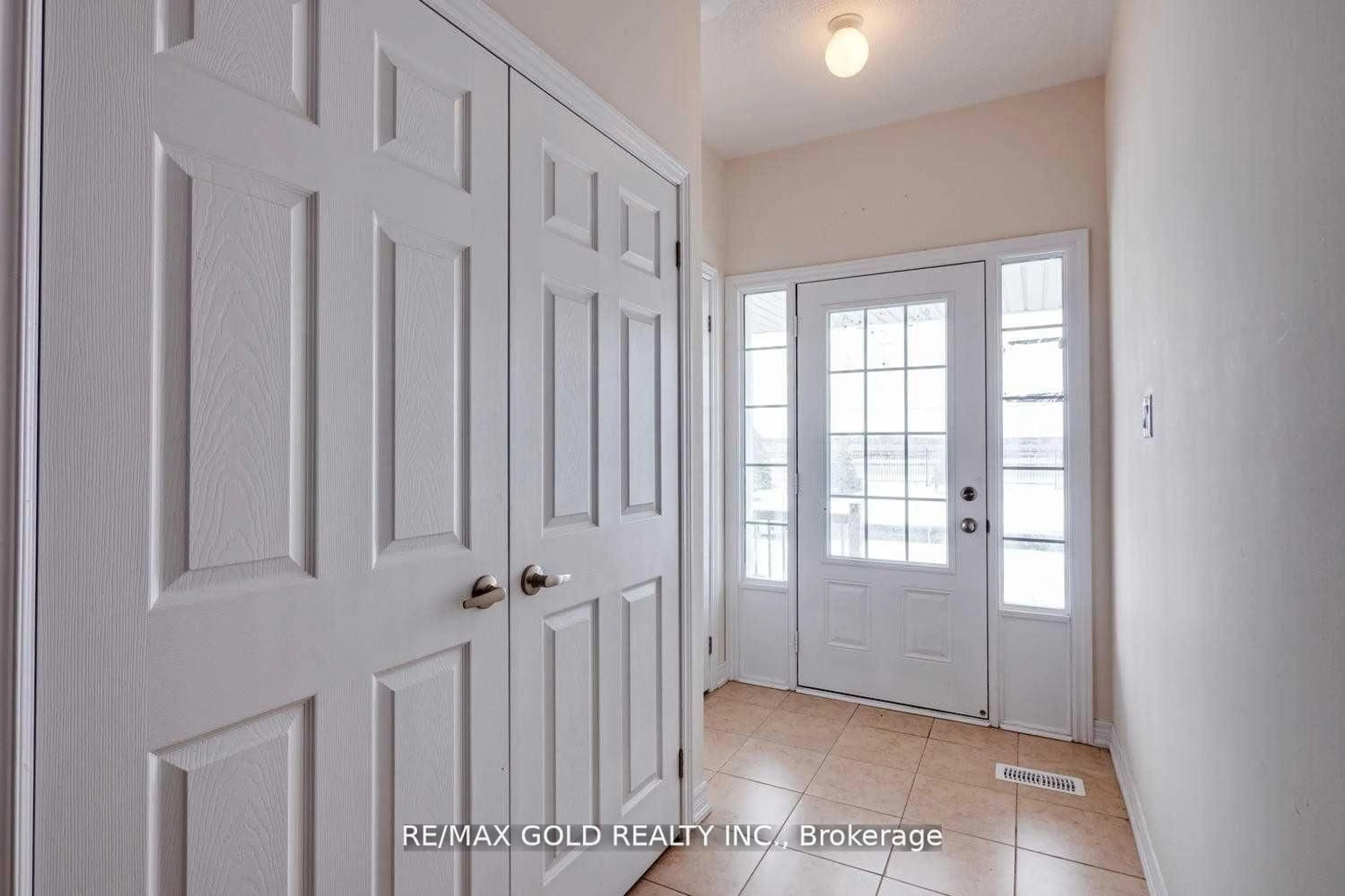 Indoor entryway for 71 Lanark Circ, Brampton Ontario L6X 5L3