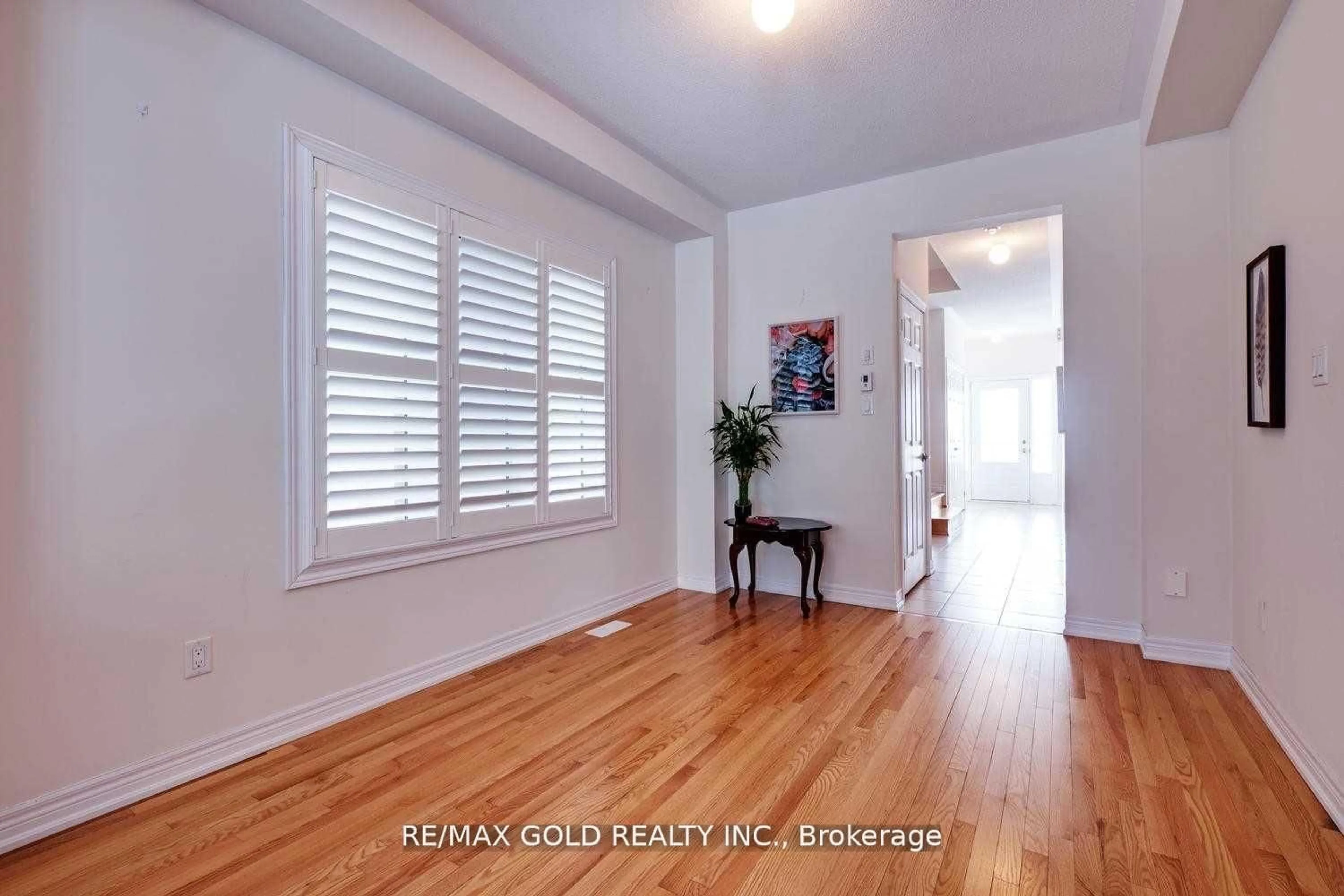 Indoor entryway for 71 Lanark Circ, Brampton Ontario L6X 5L3