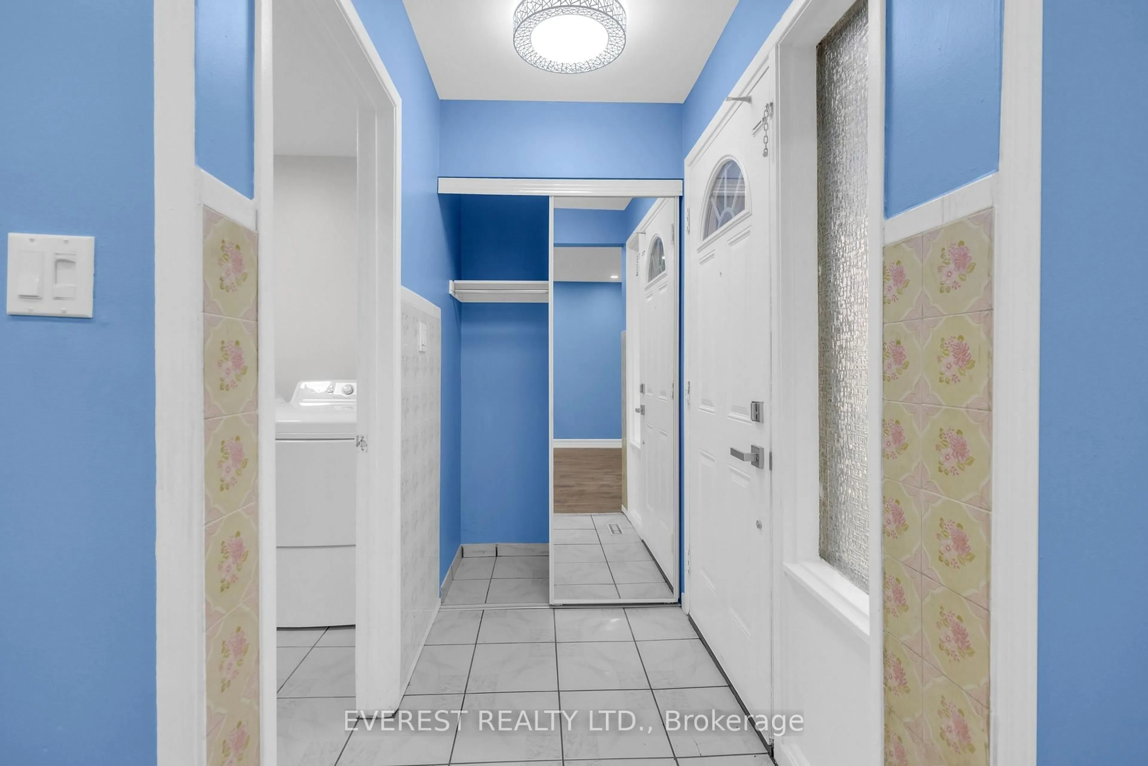 Indoor foyer for 7790 Kittridge Dr, Mississauga Ontario L4T 3J6