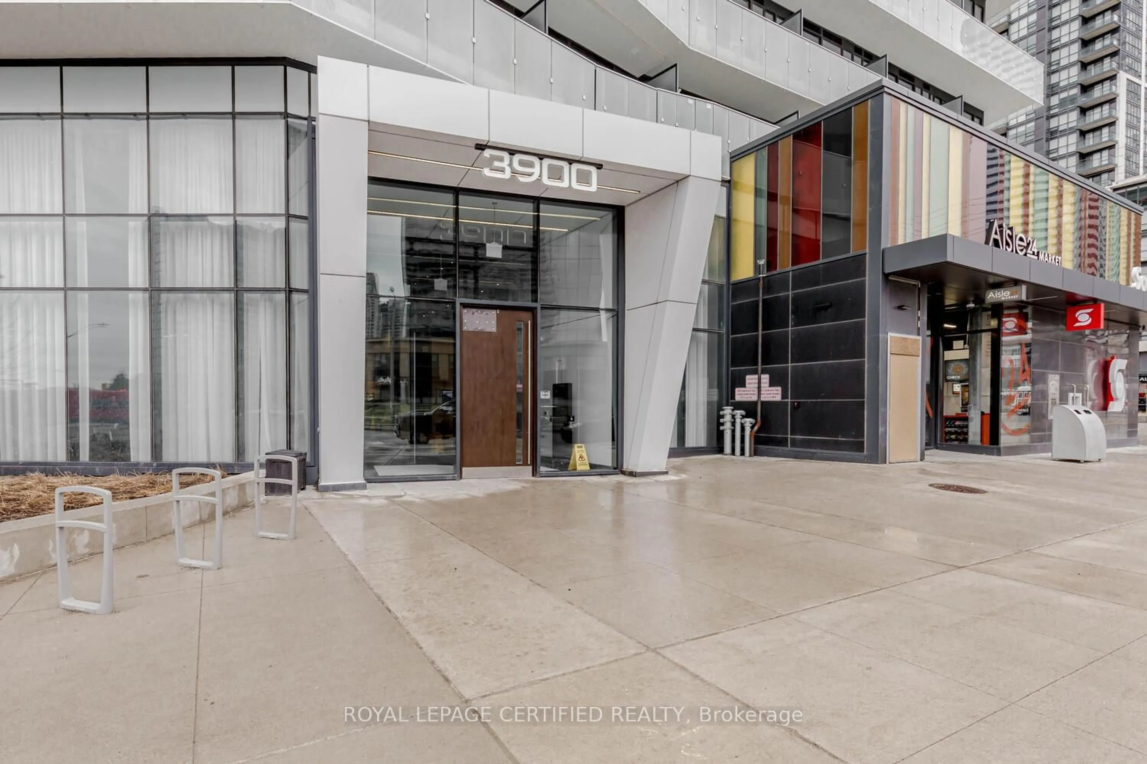 Indoor foyer for 3900 Confederation Pkwy #4003, Mississauga Ontario L5B 0M3