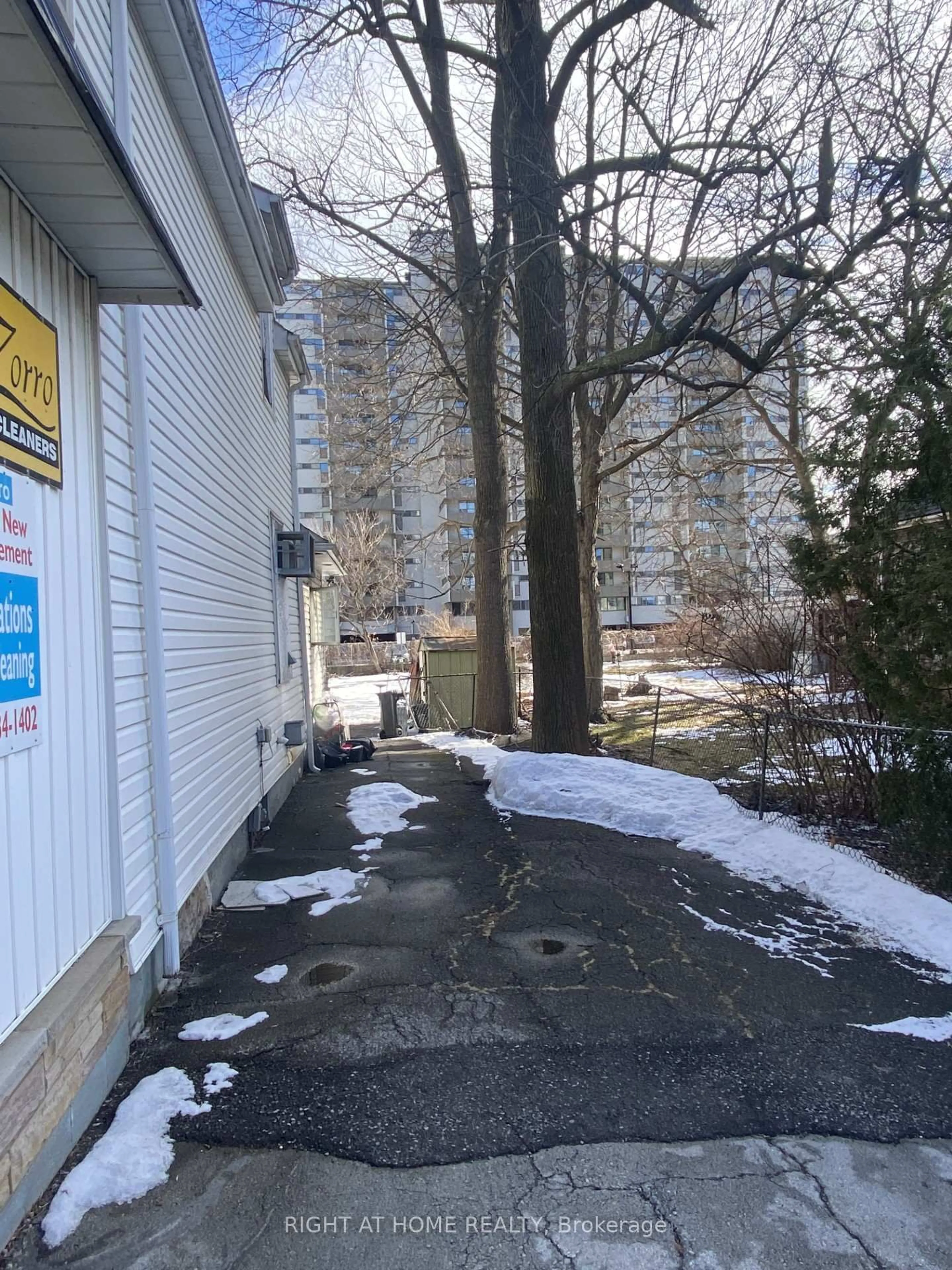 Parking for 1286 Ontario St, Burlington Ontario L7S 1E8