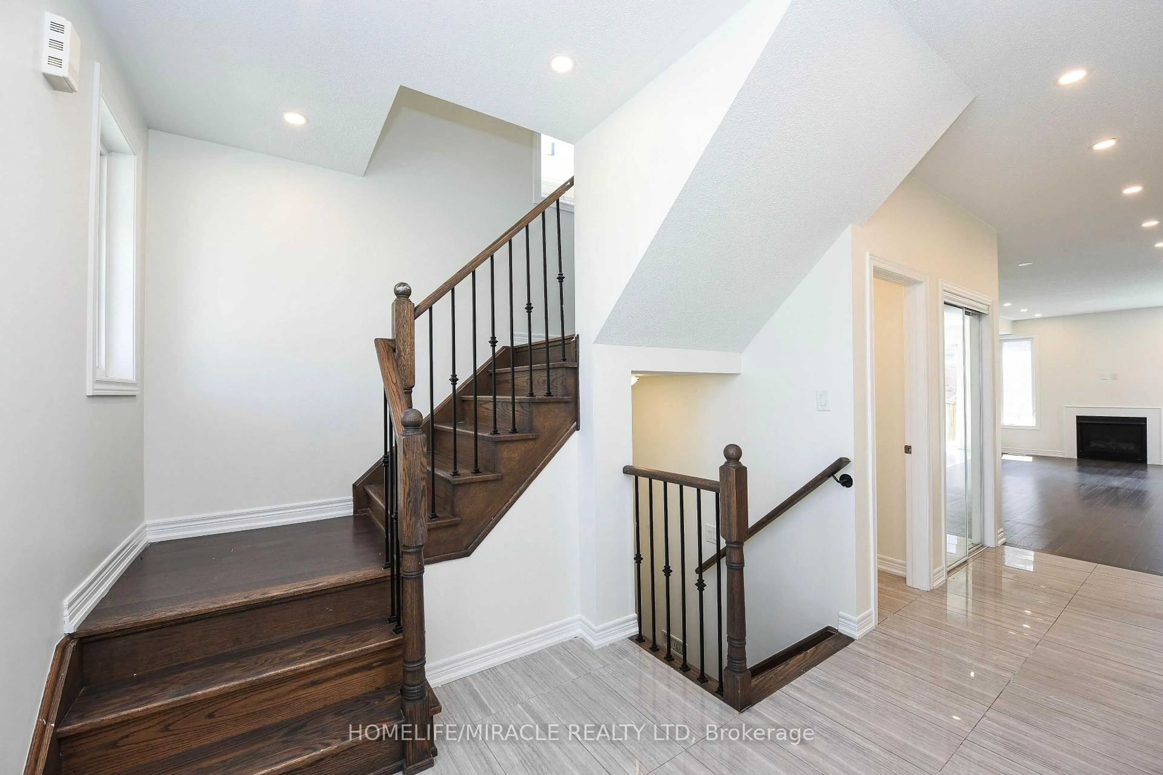 Stairs for 418 Royal West Dr, Brampton Ontario L6X 5K1