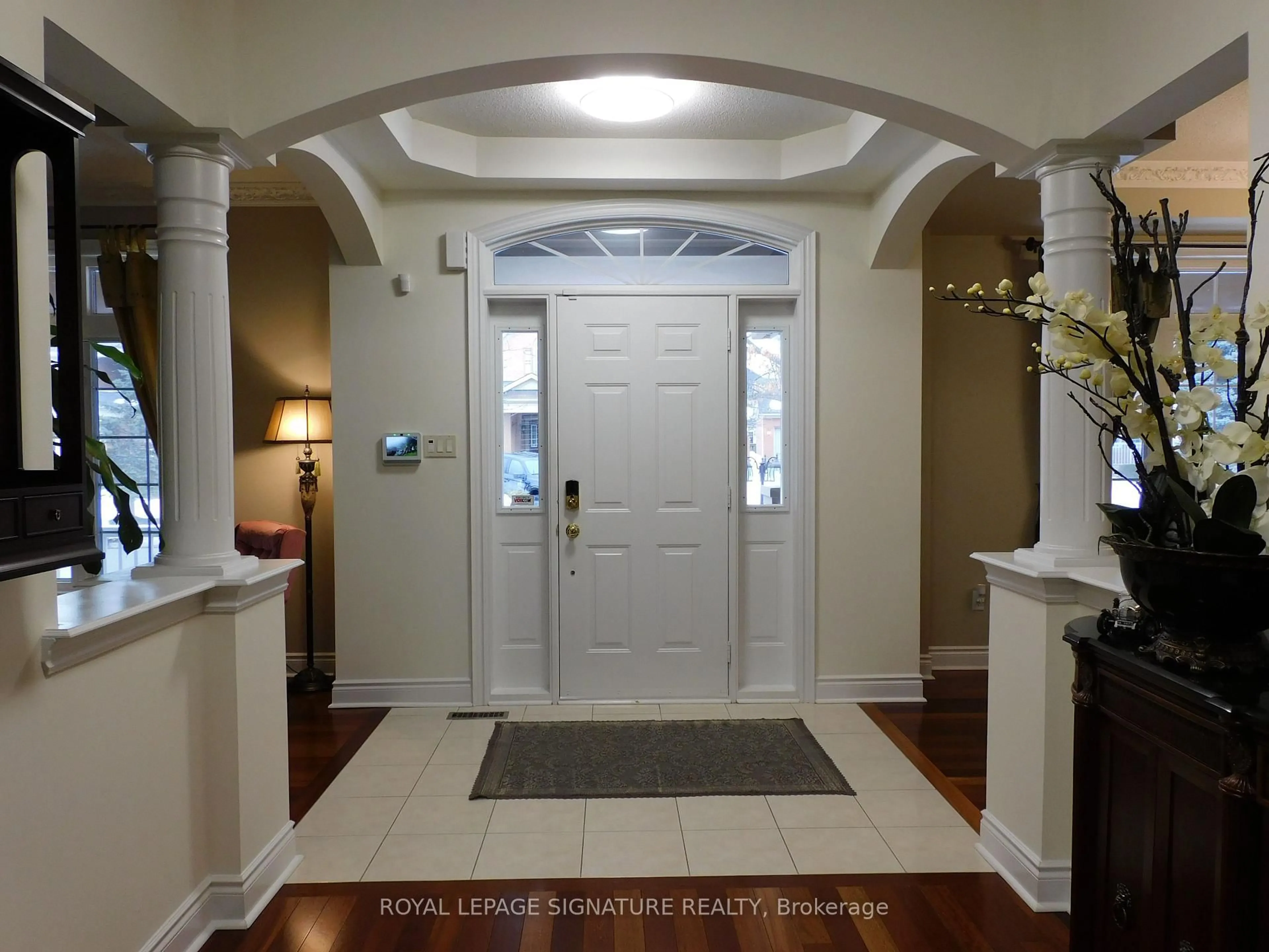 Indoor entryway for 1590 Hallstone Rd, Brampton Ontario L6Y 5K8