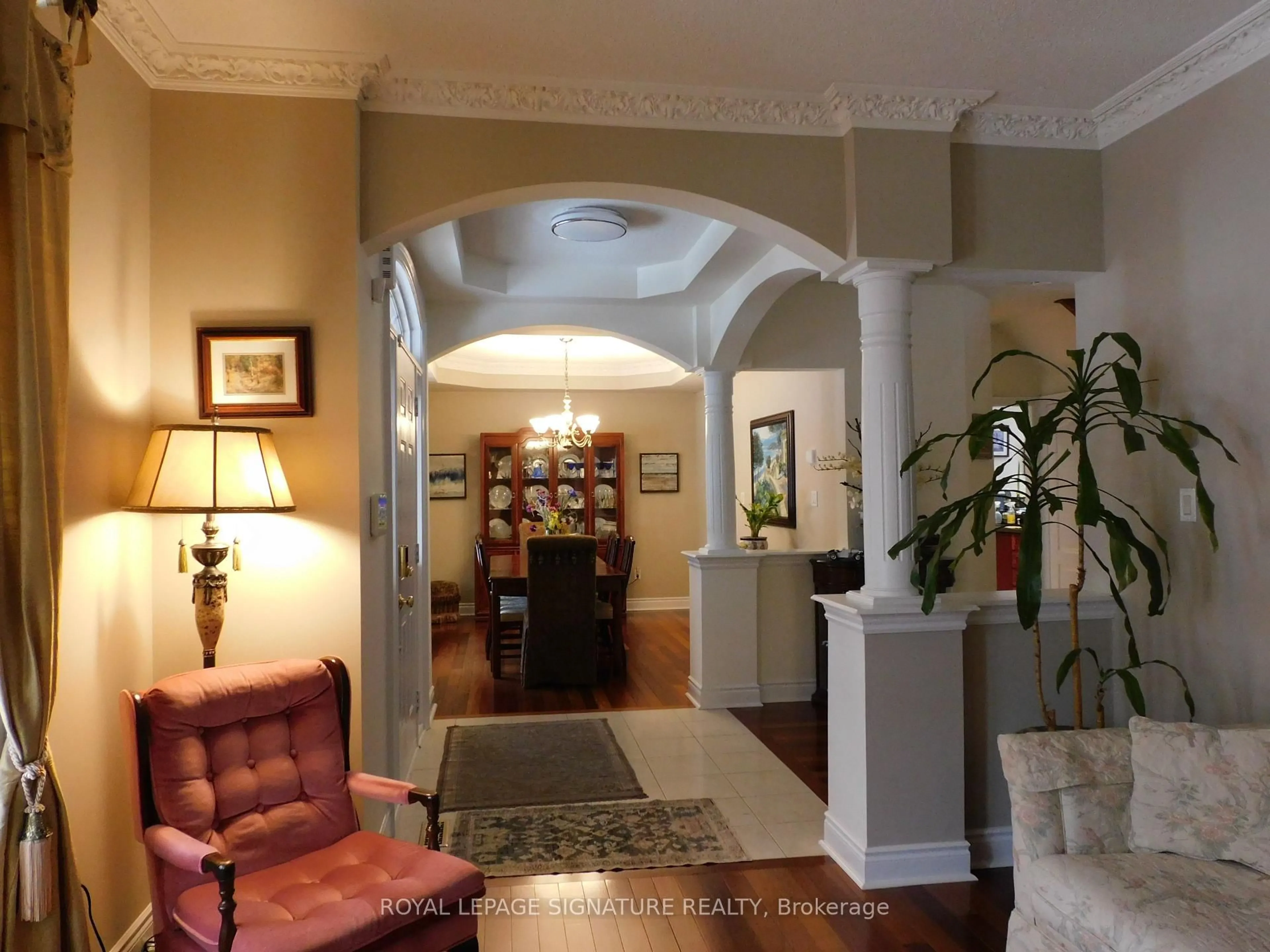 Indoor foyer for 1590 Hallstone Rd, Brampton Ontario L6Y 5K8