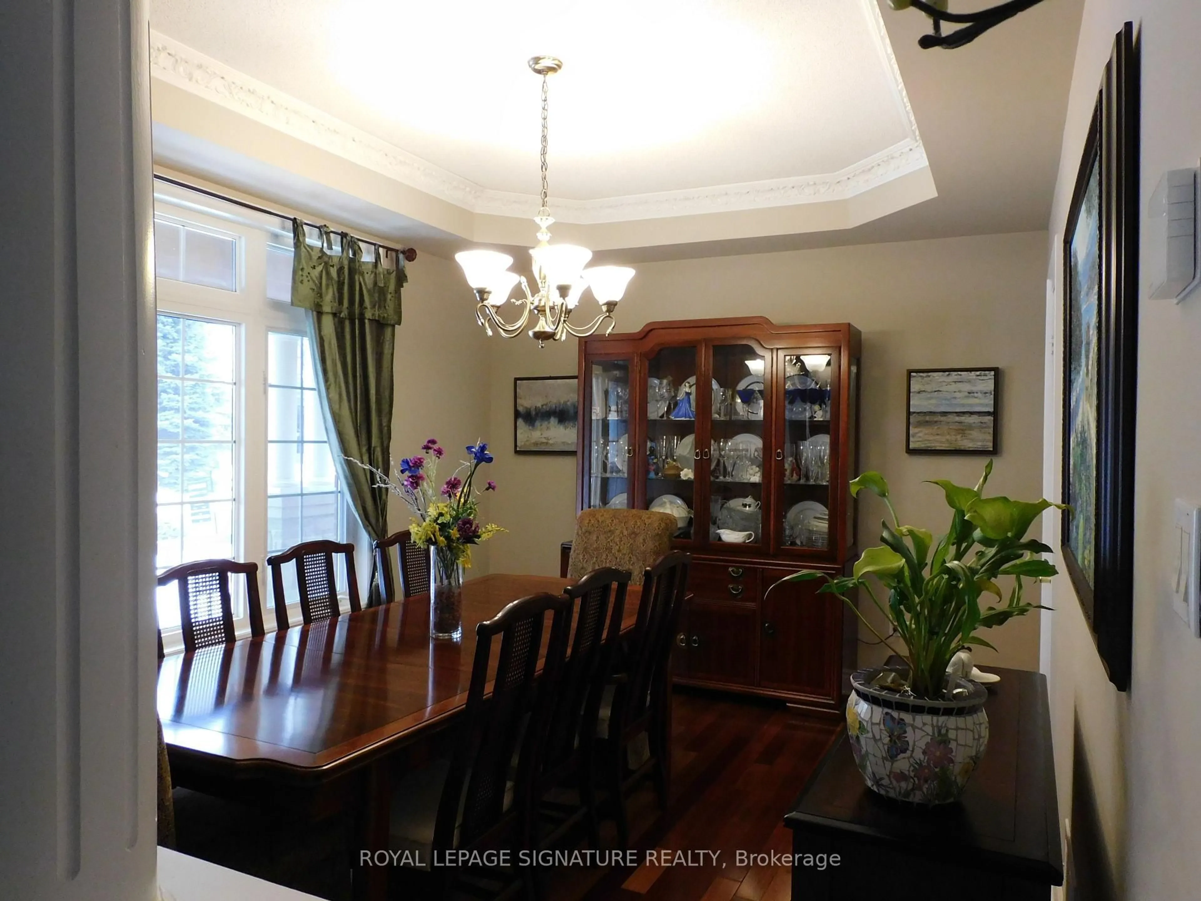 Dining room, wood/laminate floor for 1590 Hallstone Rd, Brampton Ontario L6Y 5K8