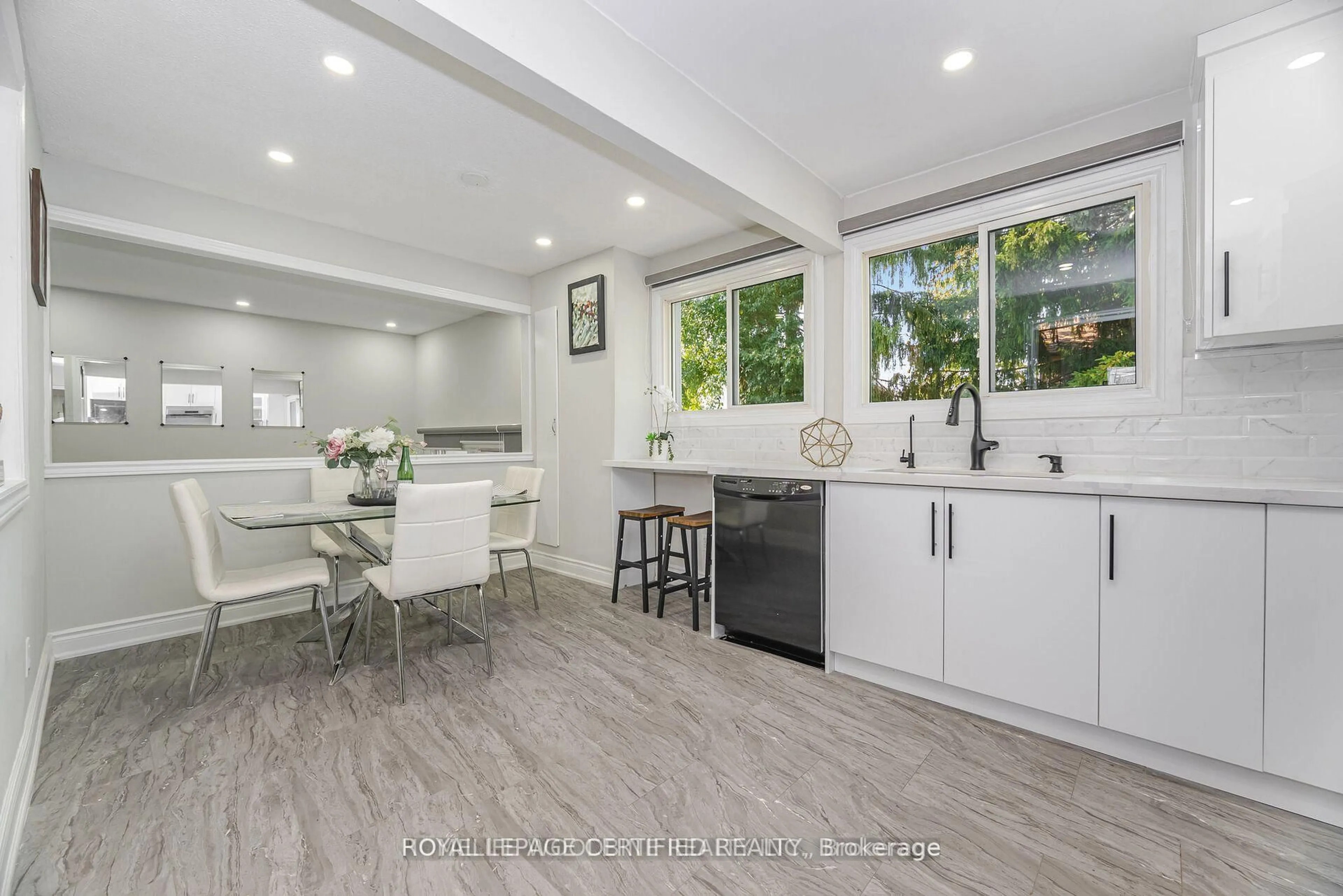 Open concept kitchen, ceramic/tile floor for 22 Highview Tr, Brampton Ontario L6S 1P5