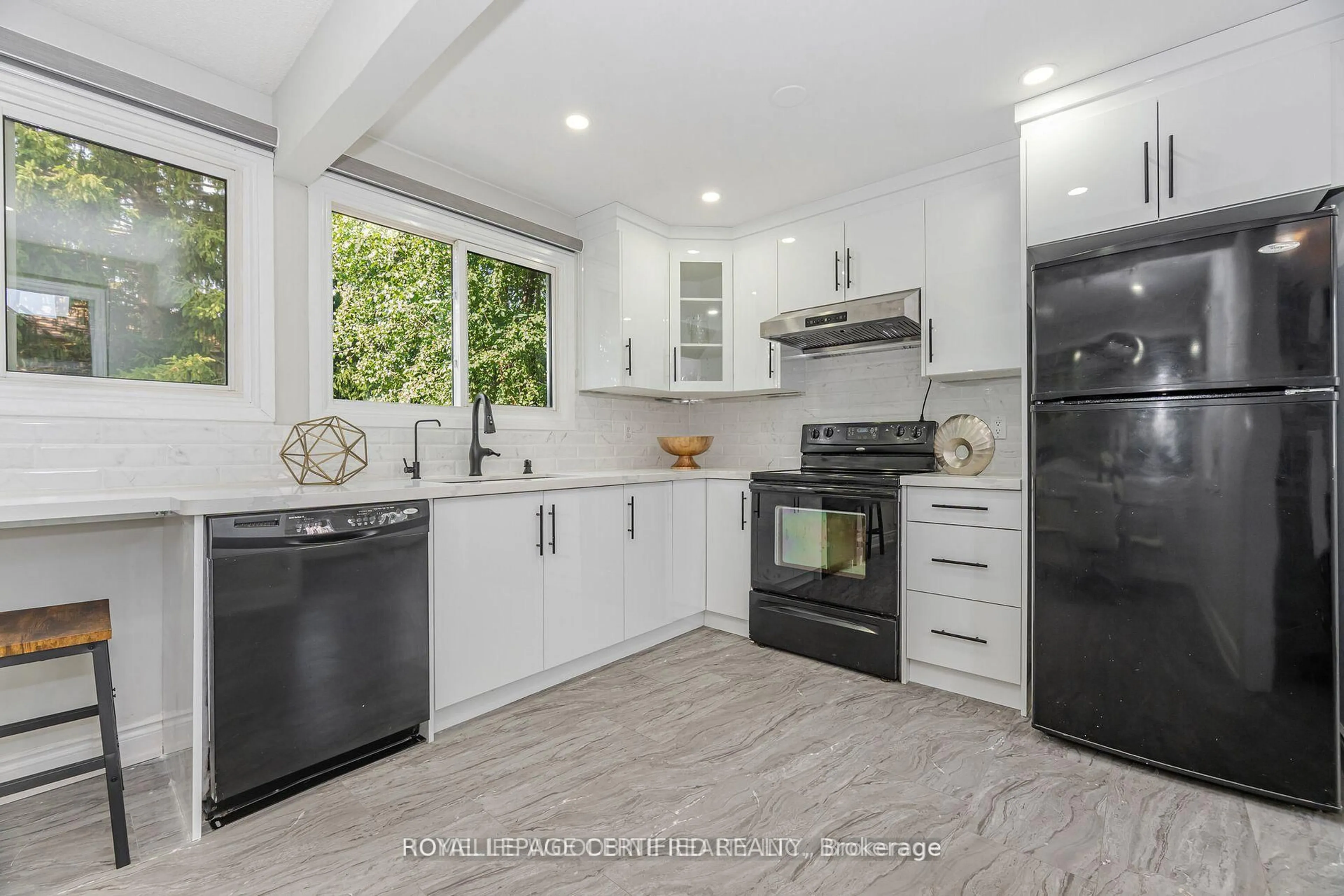 Open concept kitchen, ceramic/tile floor for 22 Highview Tr, Brampton Ontario L6S 1P5