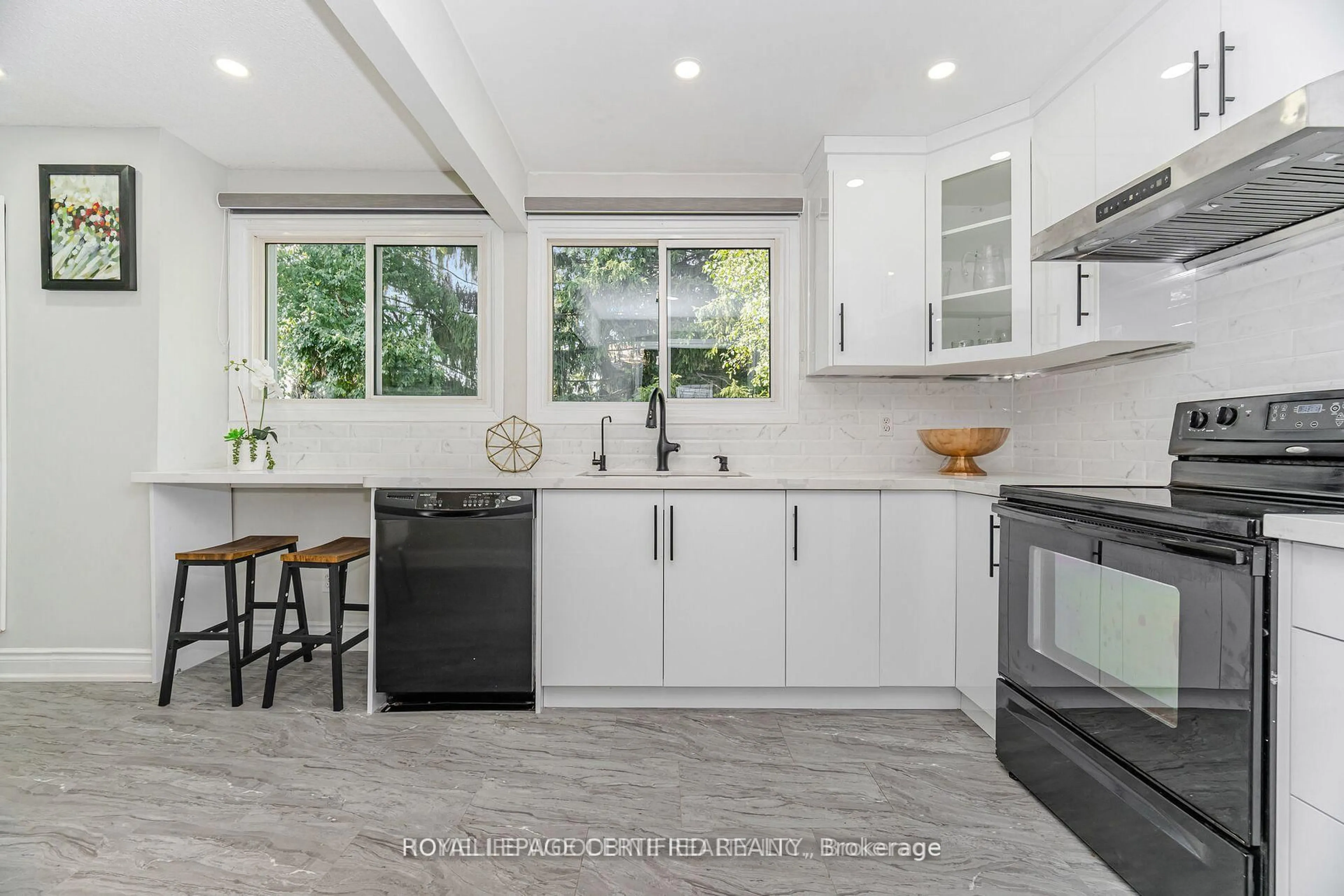 Open concept kitchen, ceramic/tile floor for 22 Highview Tr, Brampton Ontario L6S 1P5