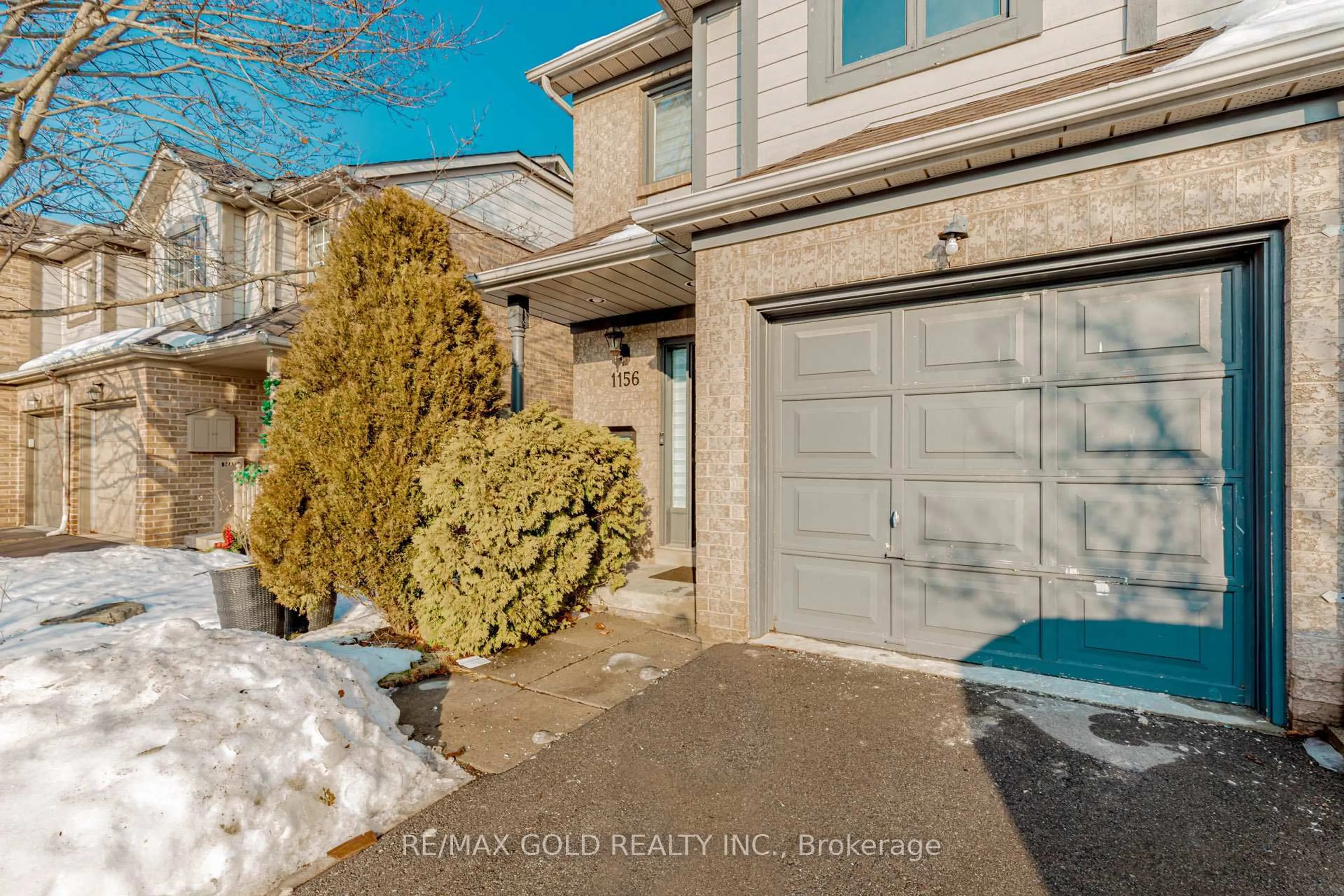 A pic from outside/outdoor area/front of a property/back of a property/a pic from drone, street for 1156 Westview Terr, Oakville Ontario L6M 3M1