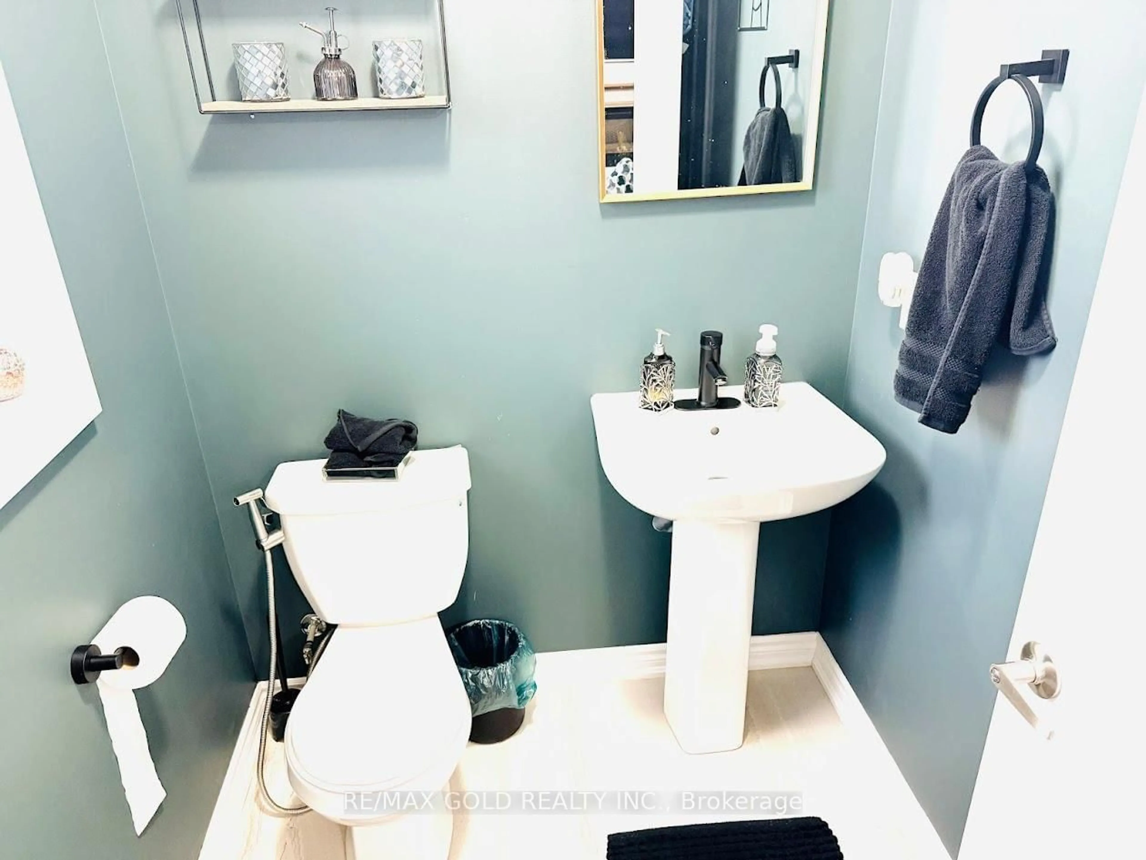 Standard bathroom, ceramic/tile floor for 16 Slack Lane, Caledon Ontario L7C 4H2