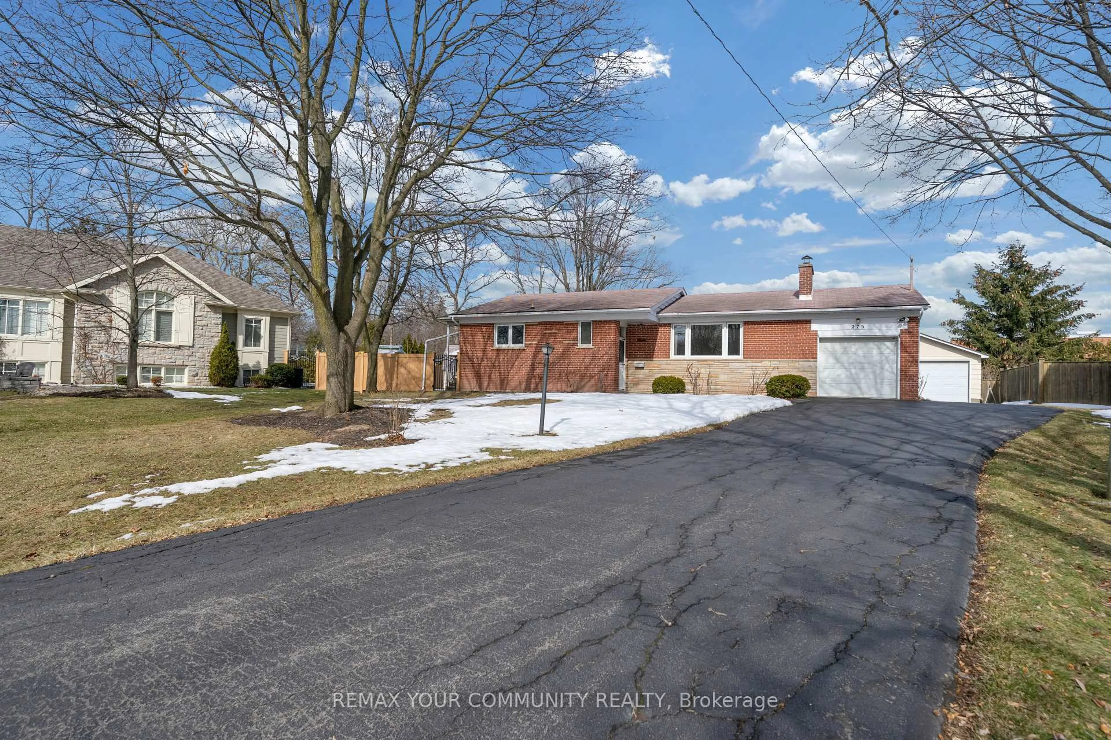 A pic from outside/outdoor area/front of a property/back of a property/a pic from drone, street for 275 Tweedsdale Cres, Oakville Ontario L6L 4P8
