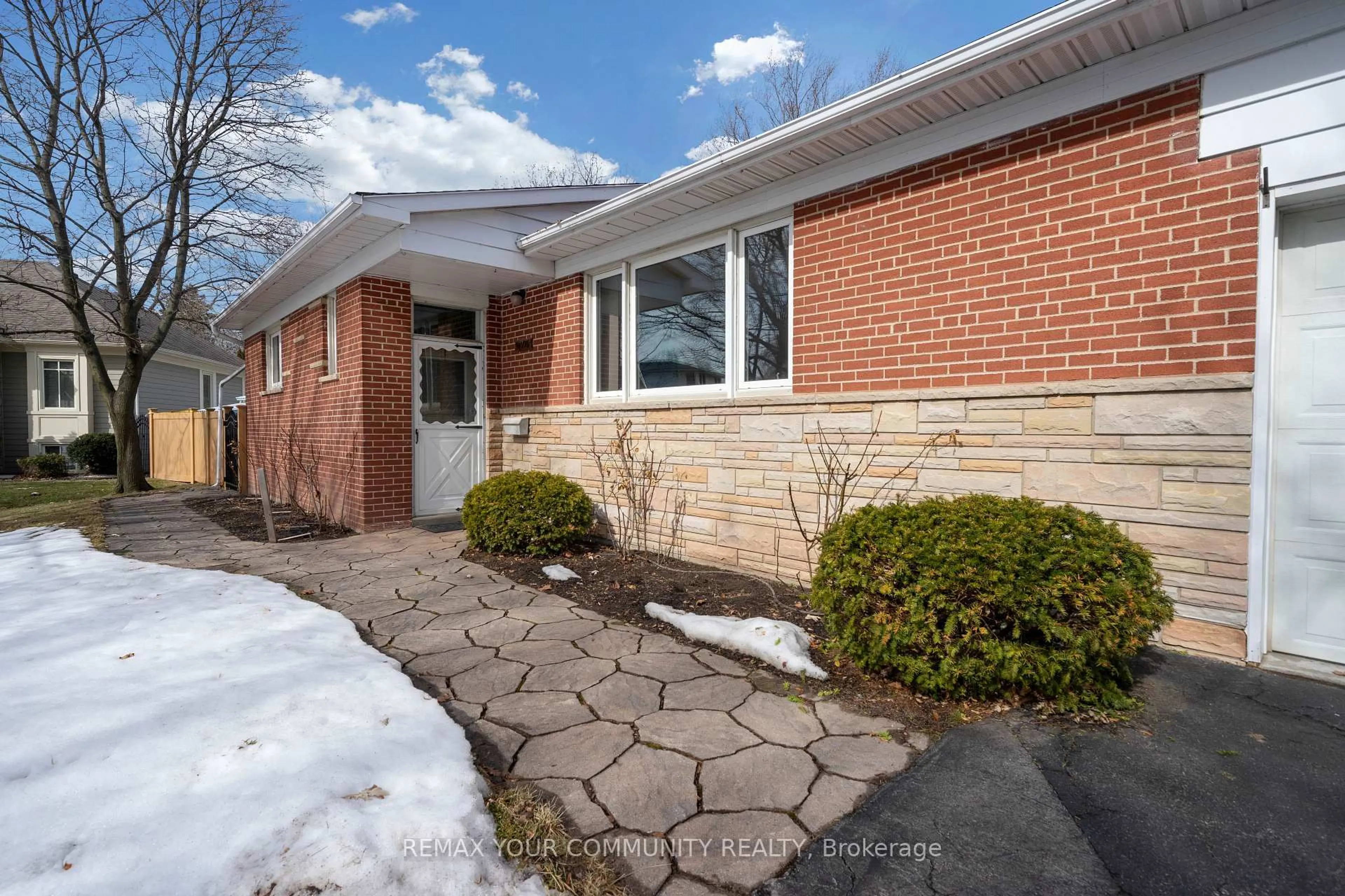 Home with brick exterior material, street for 275 Tweedsdale Cres, Oakville Ontario L6L 4P8
