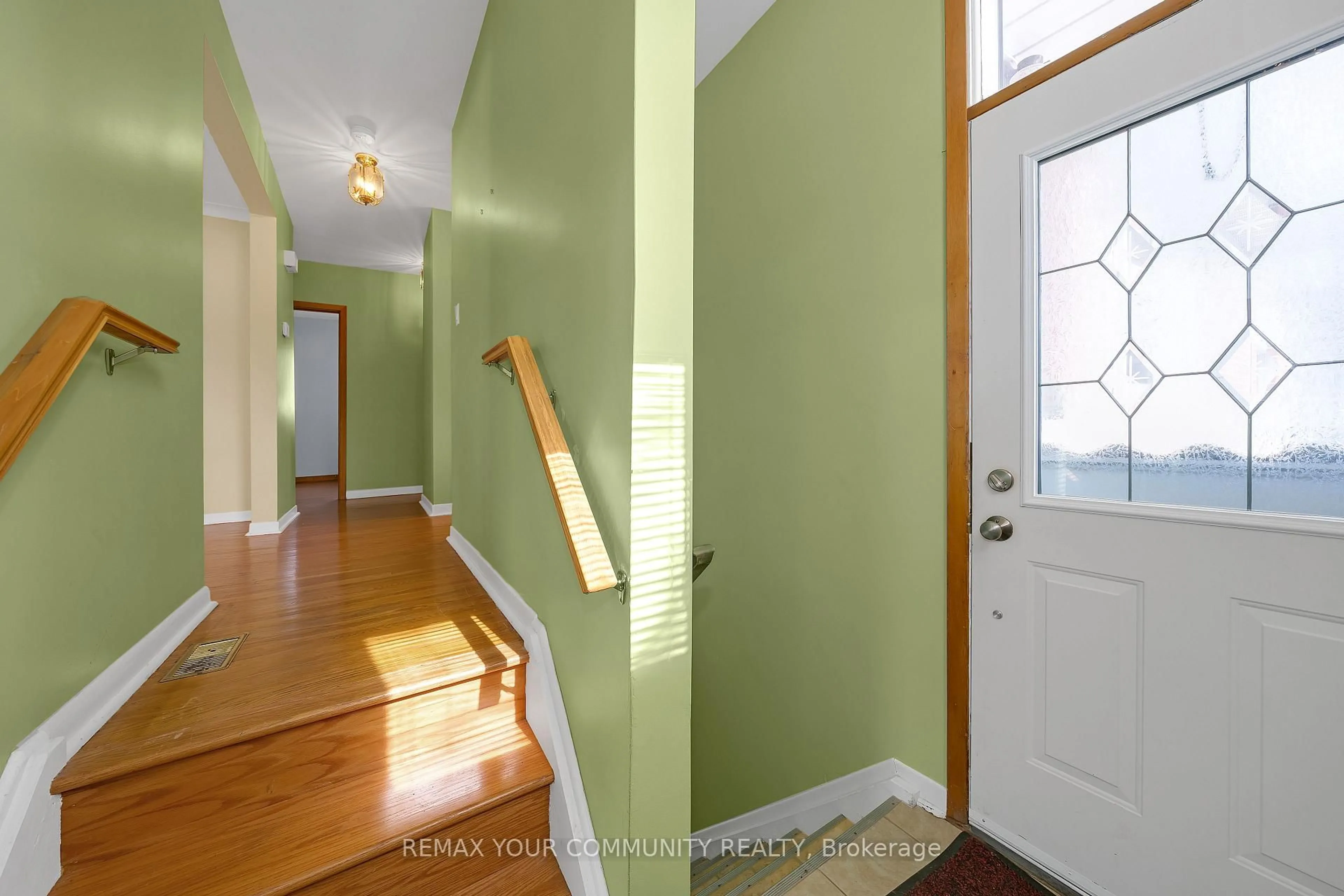 Indoor entryway for 275 Tweedsdale Cres, Oakville Ontario L6L 4P8