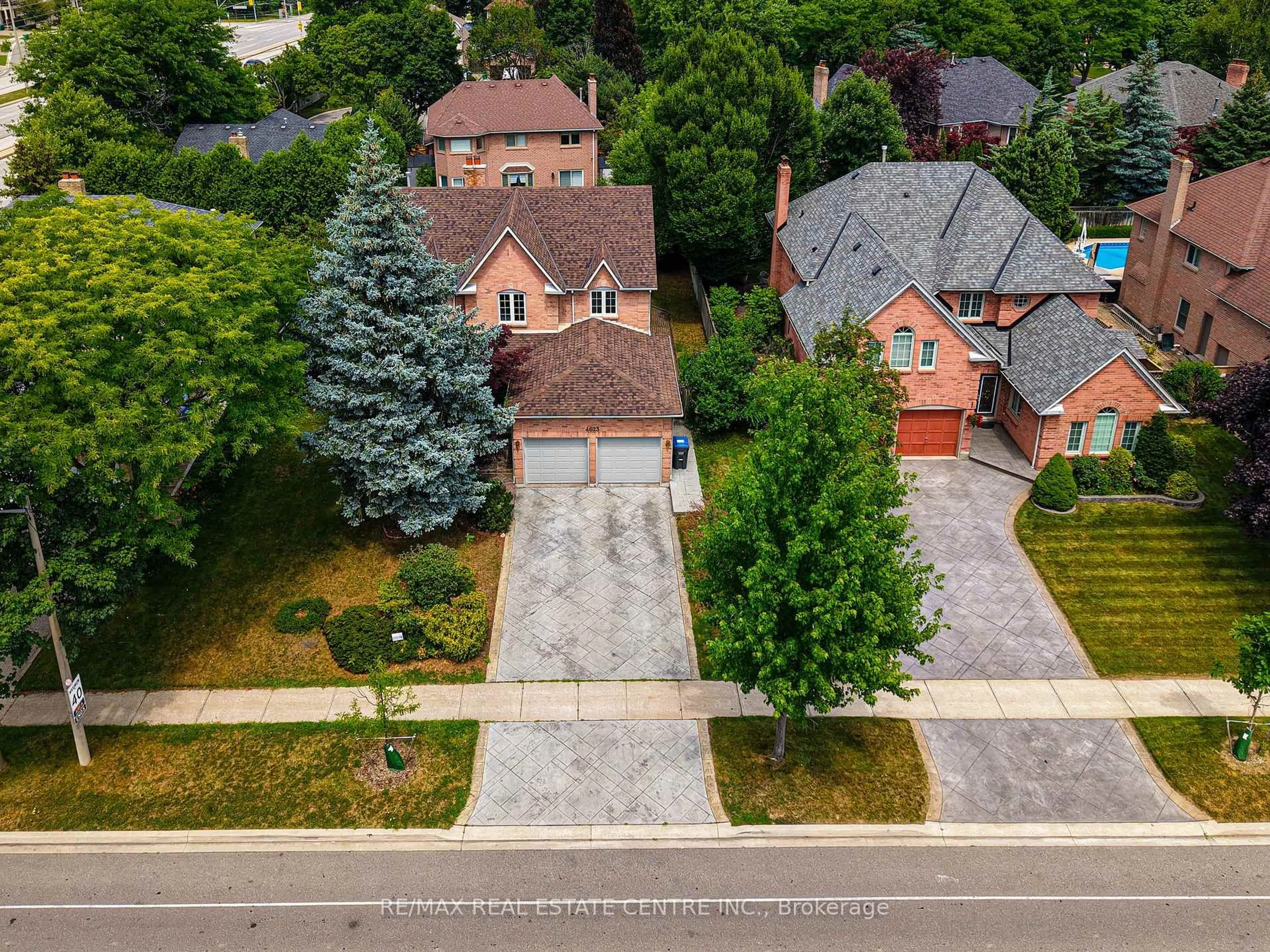 A pic from outside/outdoor area/front of a property/back of a property/a pic from drone, street for 4623 Hewicks Lane, Mississauga Ontario L5M 3L8