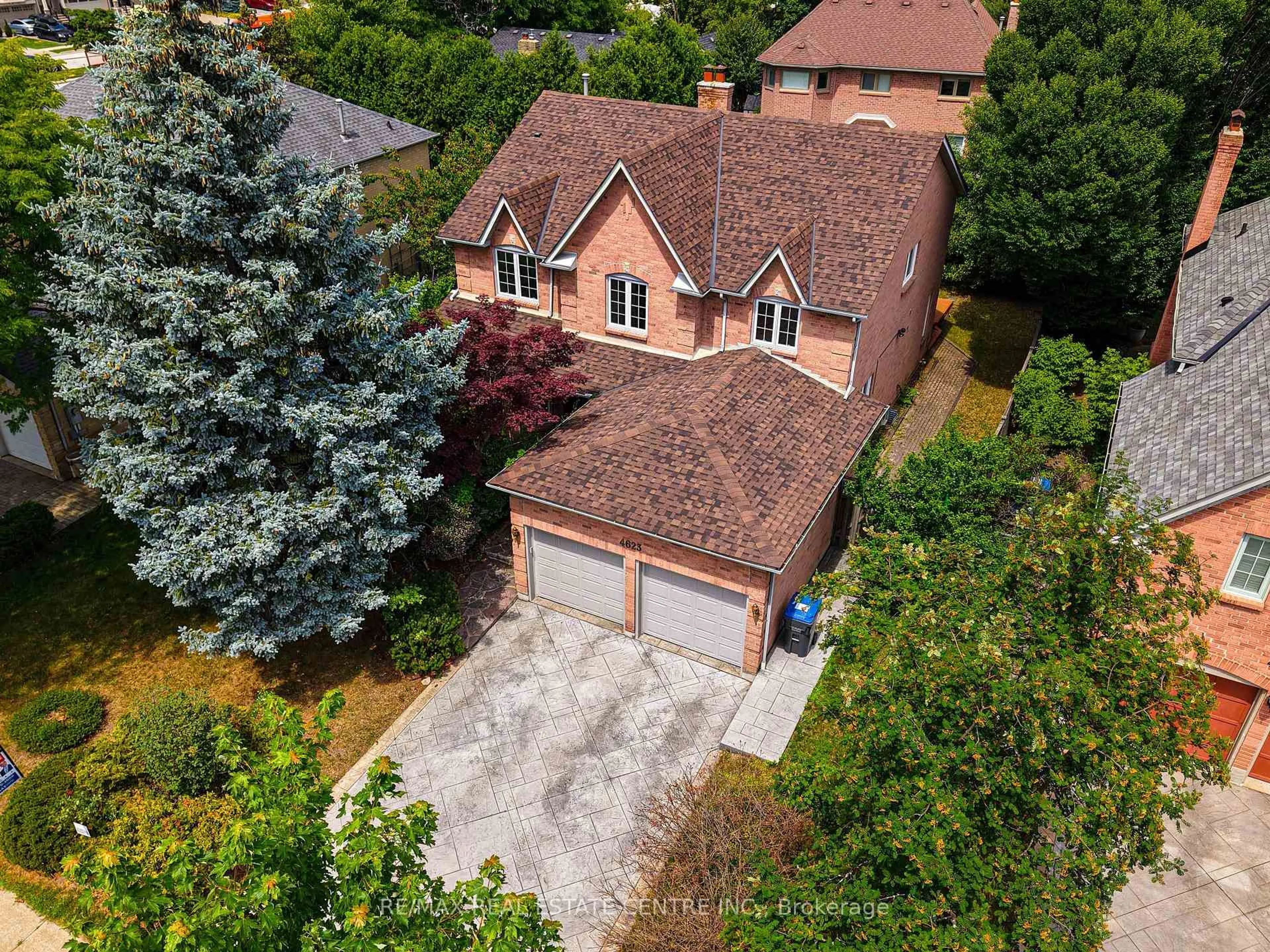 A pic from outside/outdoor area/front of a property/back of a property/a pic from drone, street for 4623 Hewicks Lane, Mississauga Ontario L5M 3L8