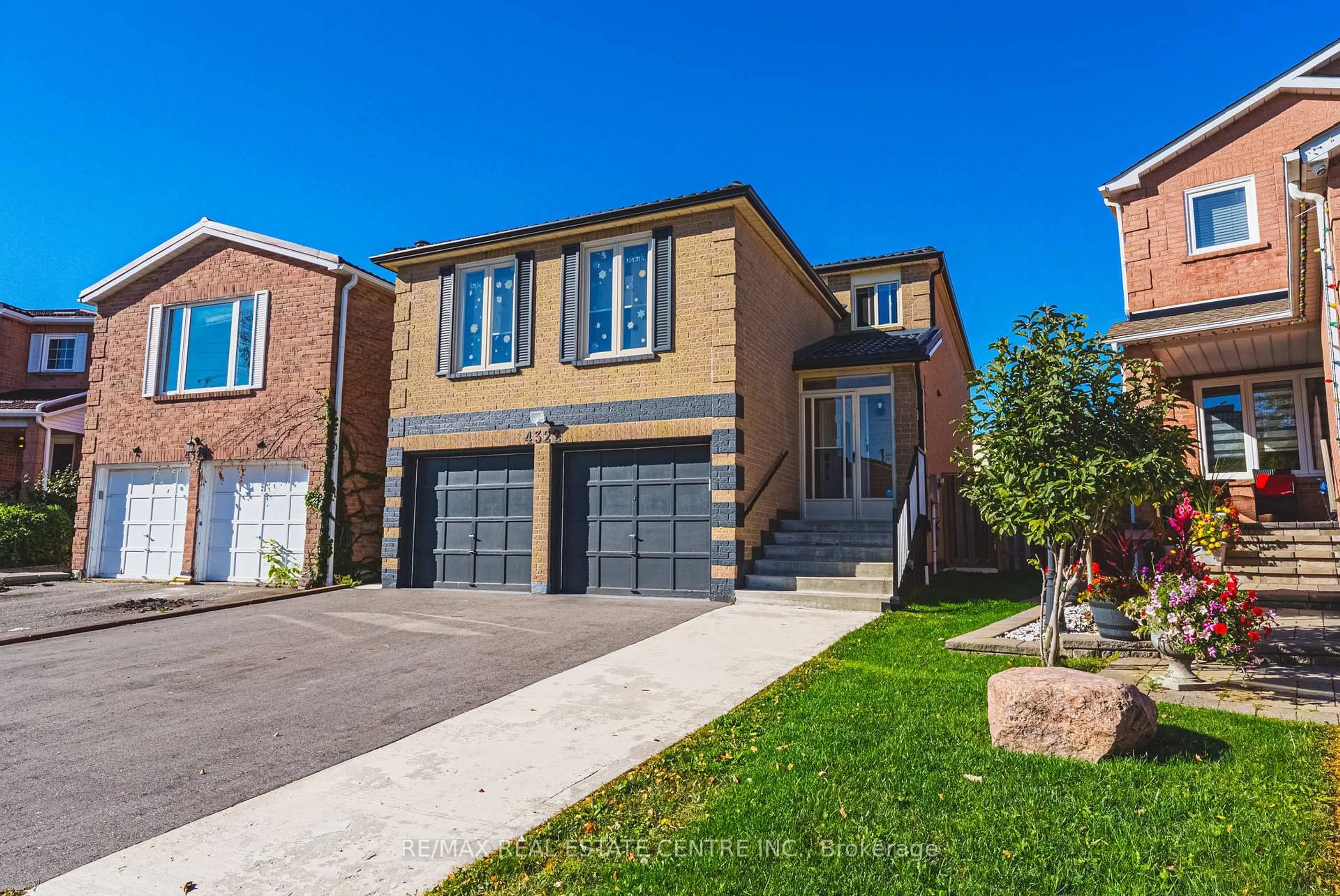 Home with brick exterior material, street for 4322 Waterford Cres, Mississauga Ontario L5R 2B3