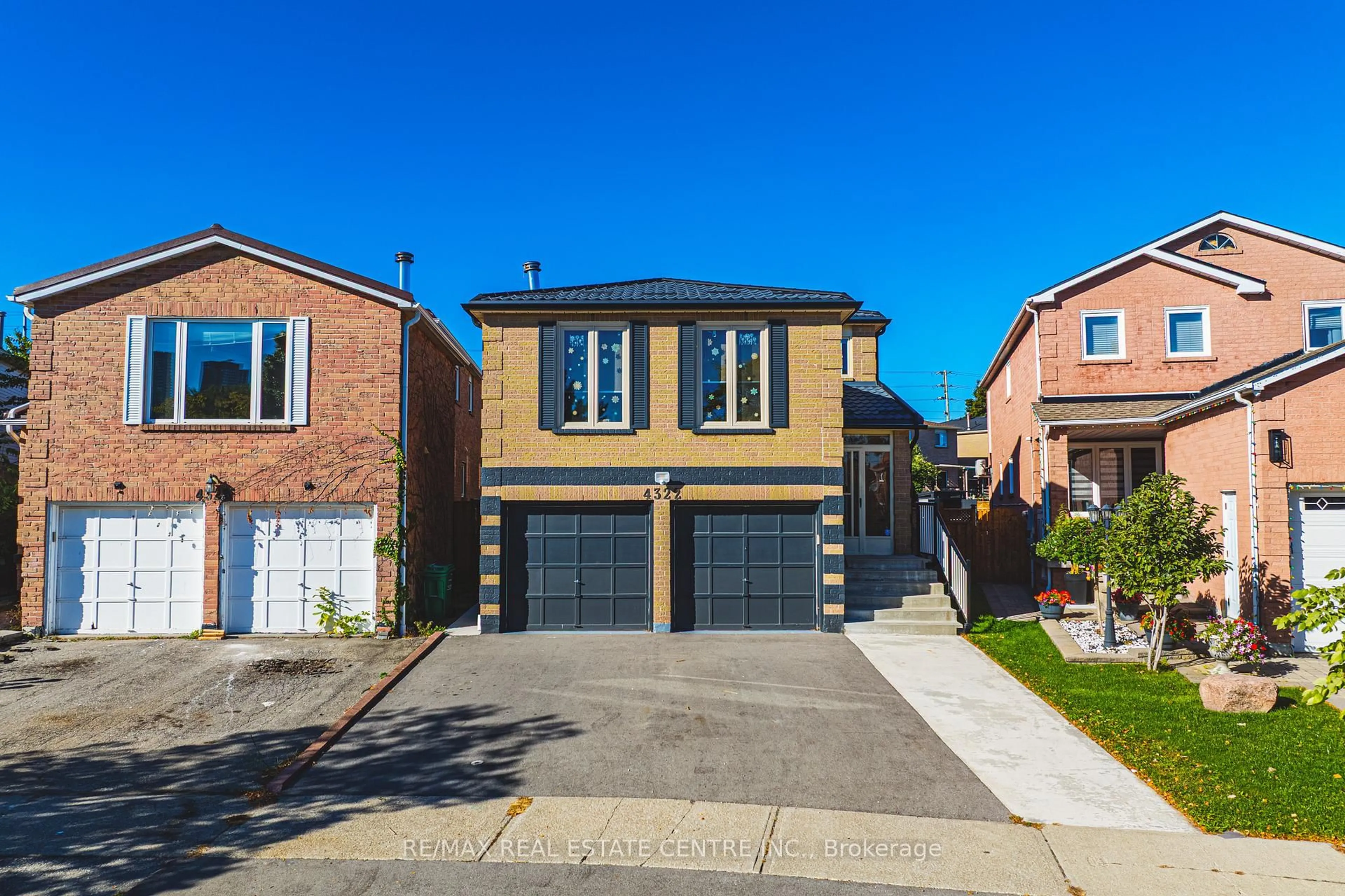 Home with brick exterior material, street for 4322 Waterford Cres, Mississauga Ontario L5R 2B3