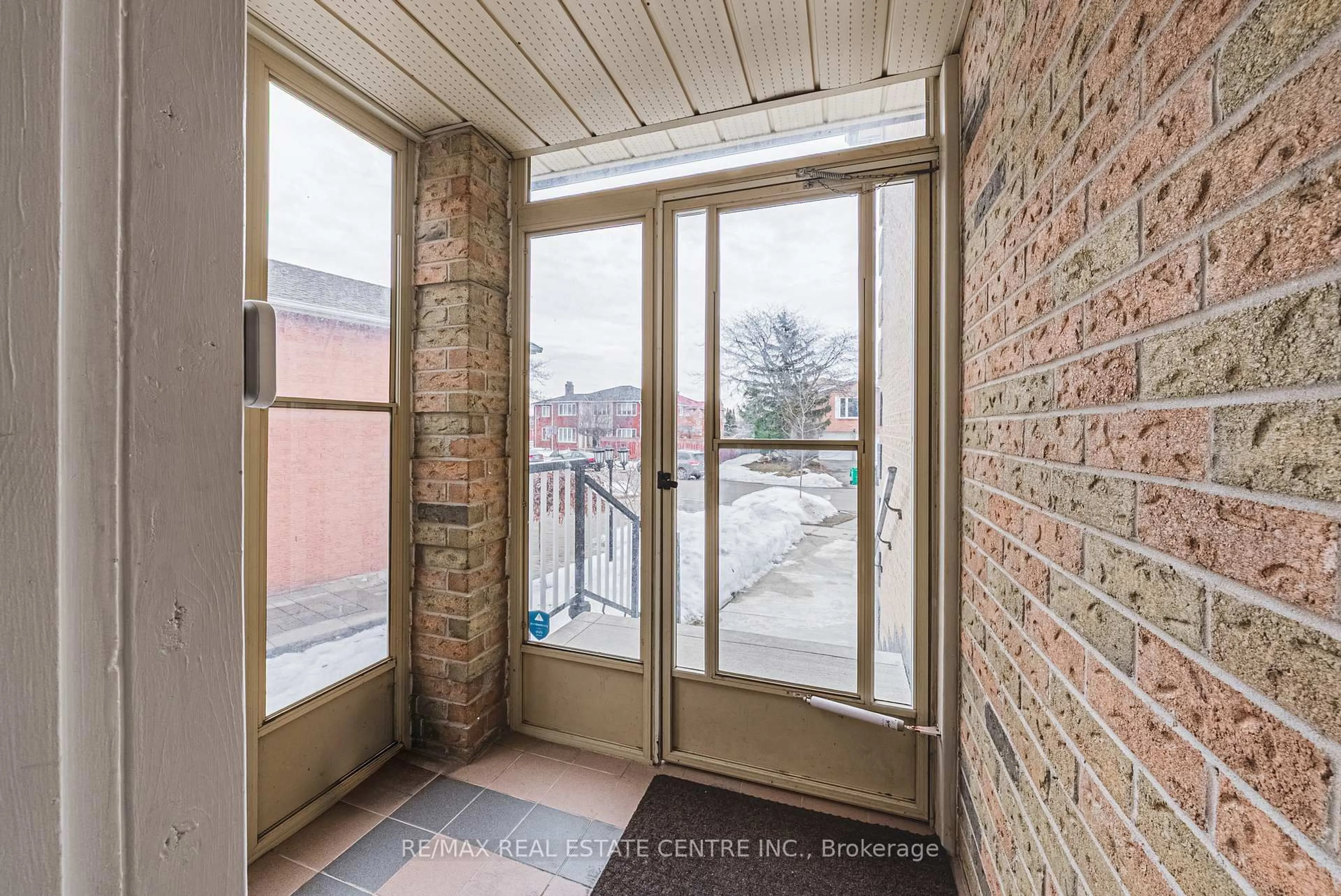 Indoor entryway for 4322 Waterford Cres, Mississauga Ontario L5R 2B3