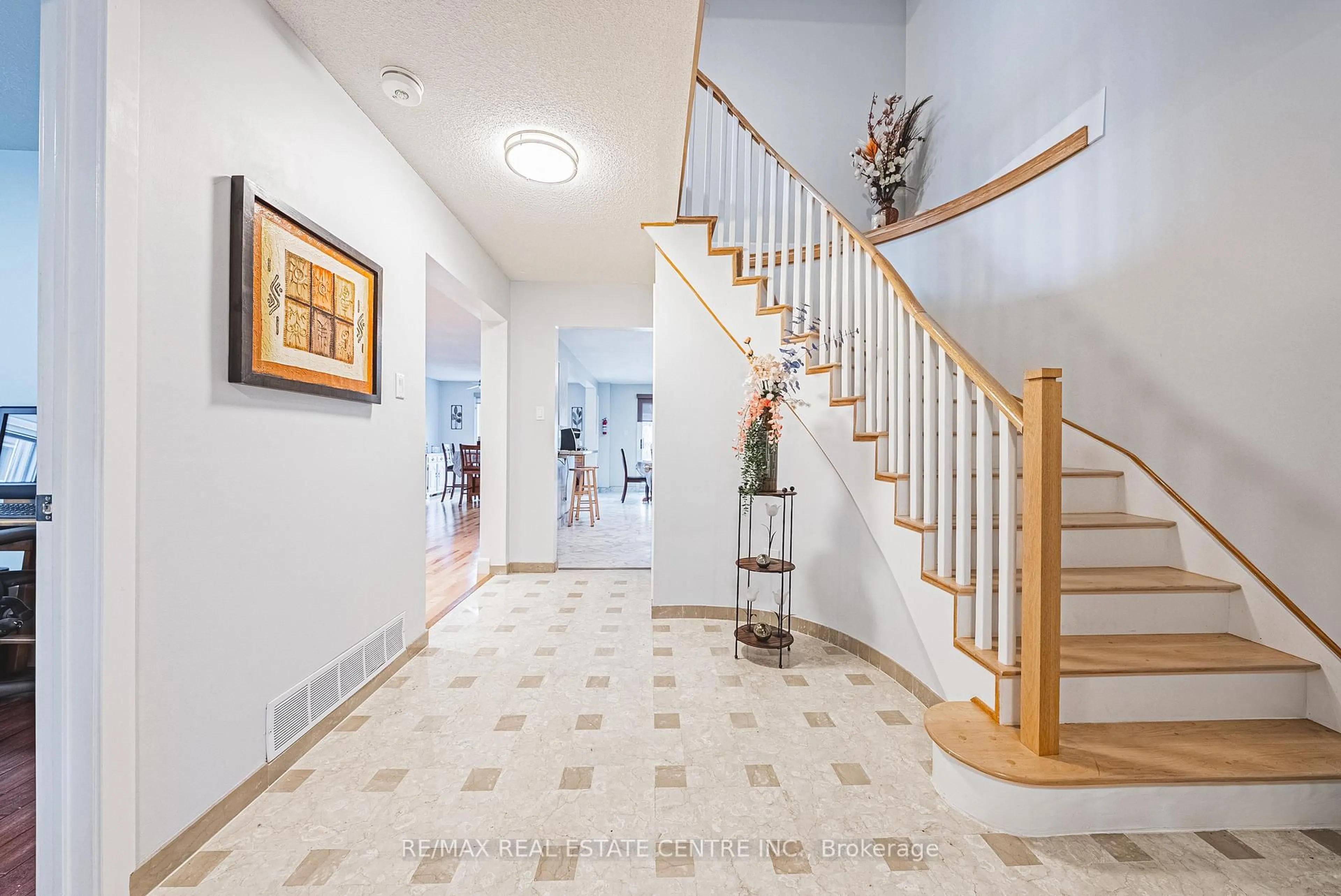 Indoor foyer for 4322 Waterford Cres, Mississauga Ontario L5R 2B3