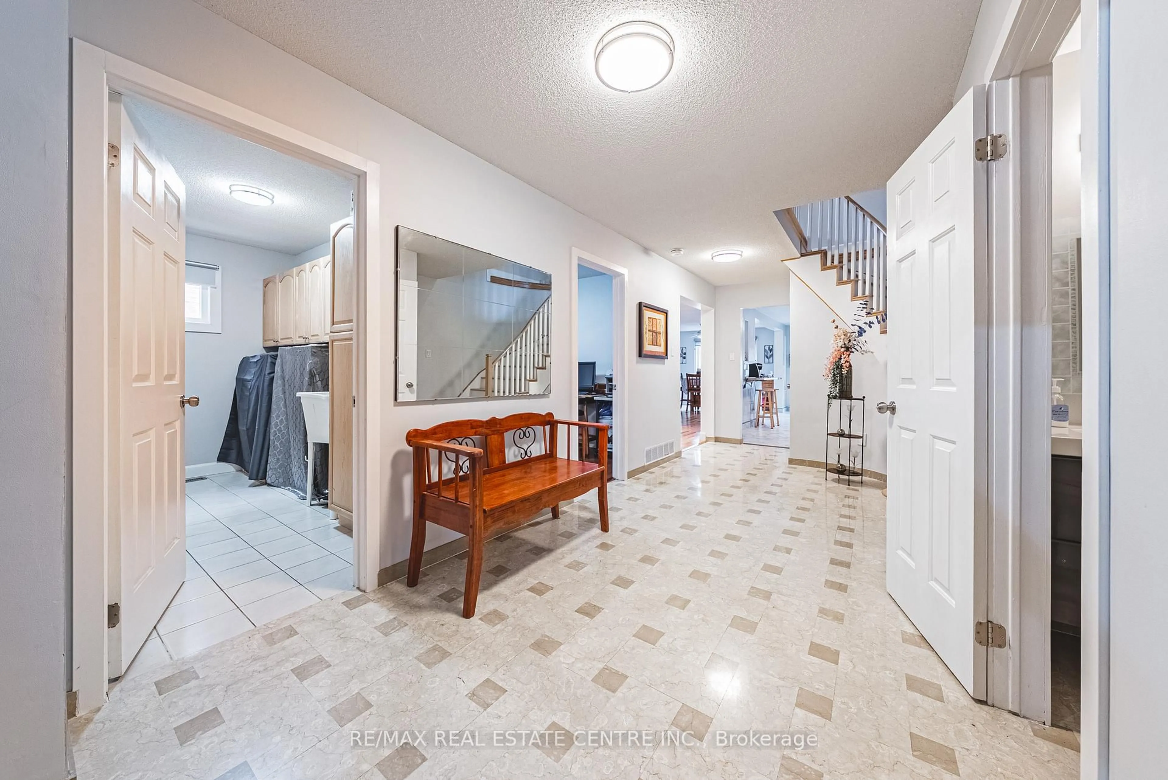 Indoor foyer for 4322 Waterford Cres, Mississauga Ontario L5R 2B3