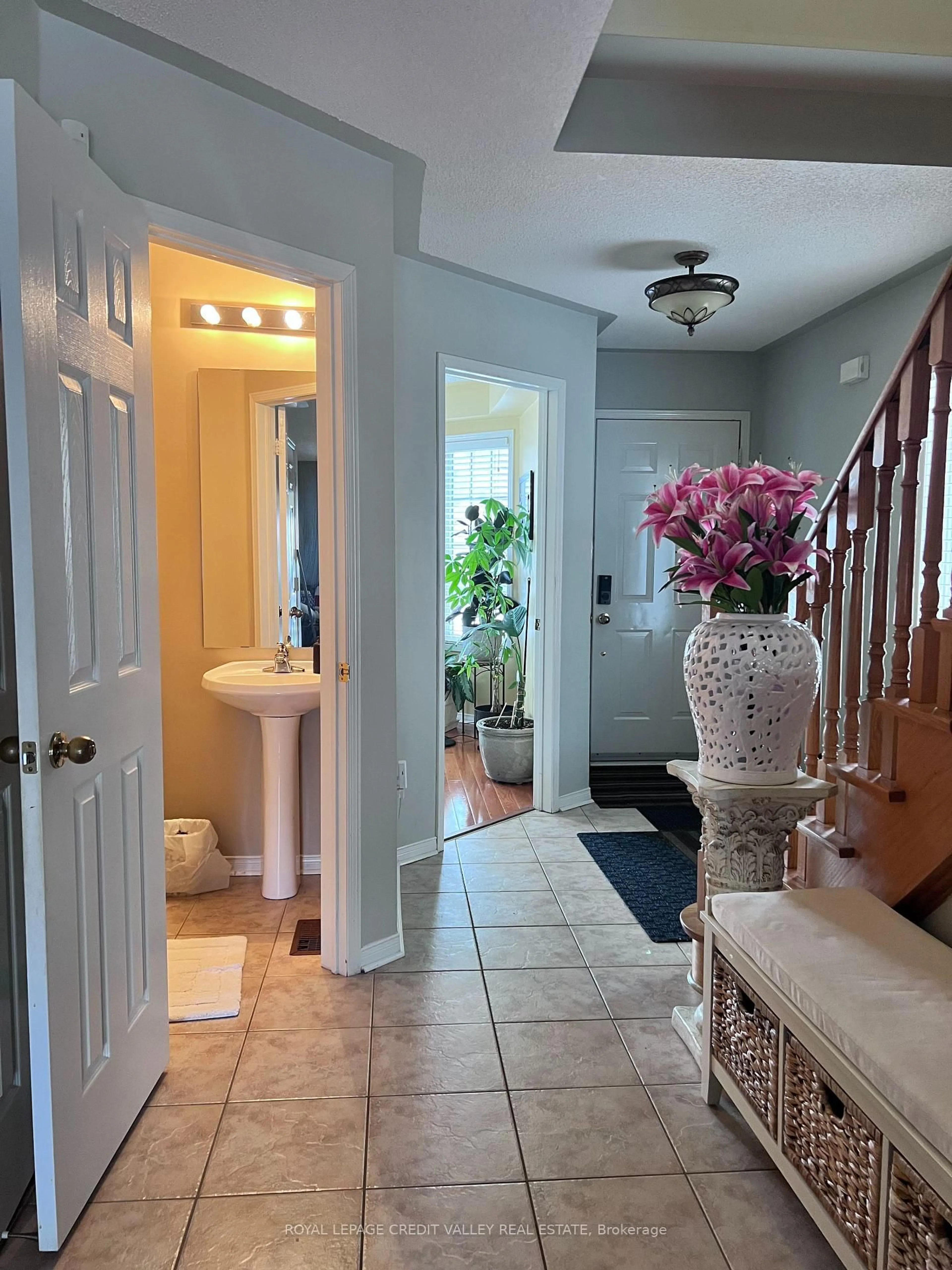 Indoor entryway for 4 Kanata Rd, Brampton Ontario L7A 3R2