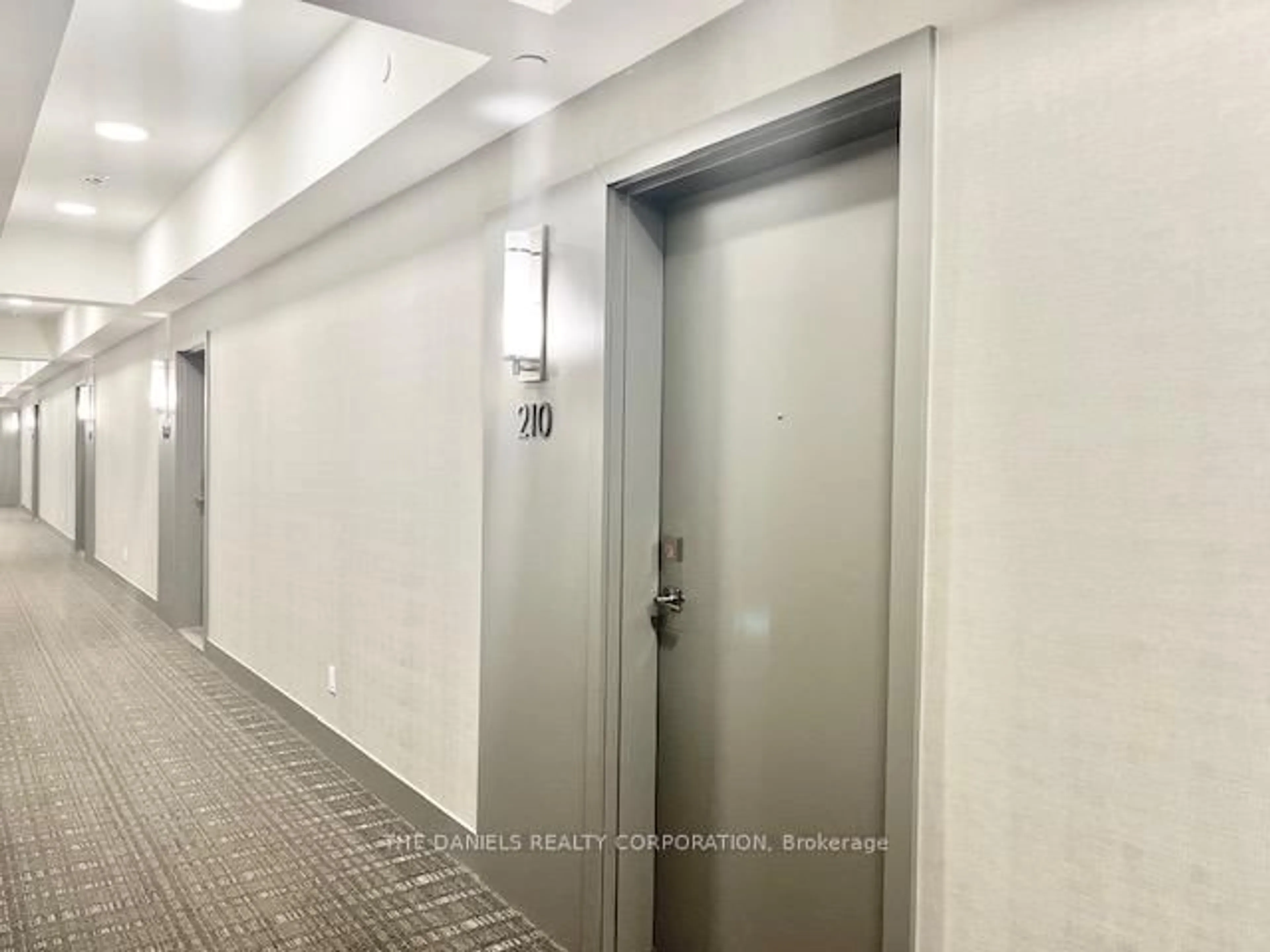 Indoor foyer for 165 Canon Jackson Dr #210, Toronto Ontario M6M 0C4