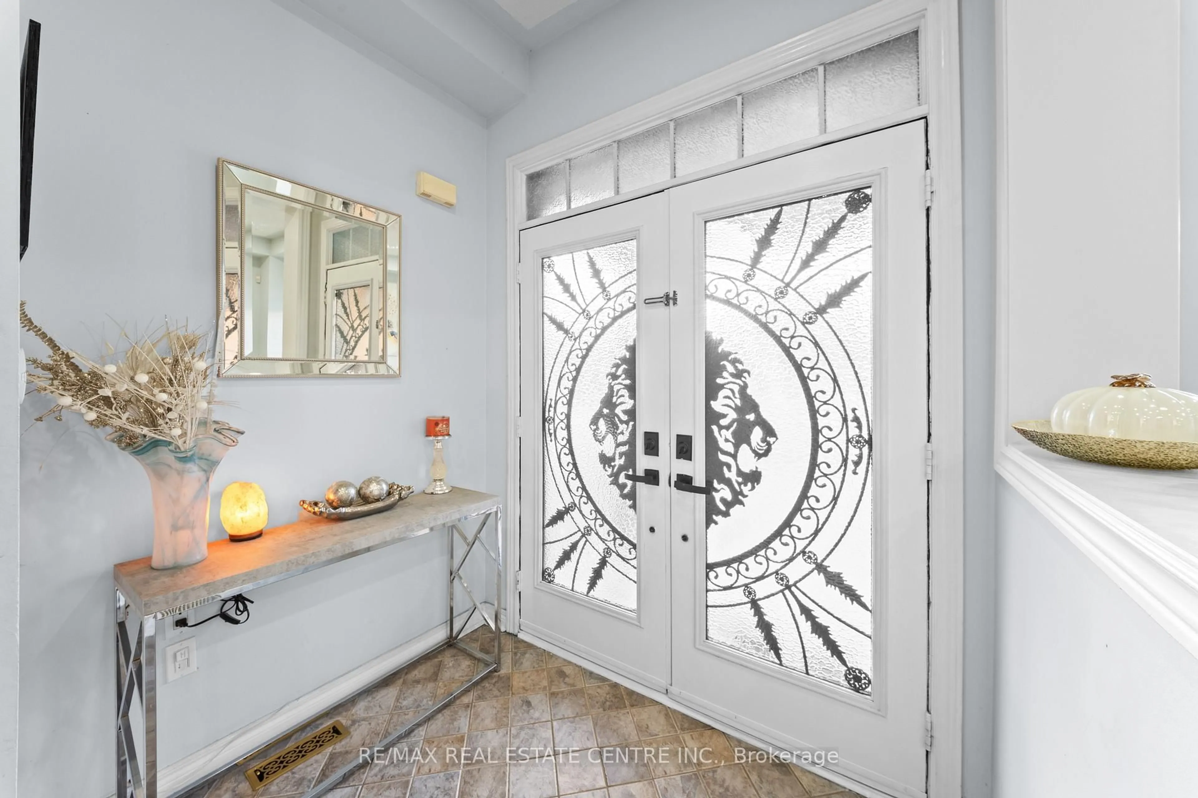 Indoor entryway for 51 Good Hope Rd, Brampton Ontario L6R 3L4