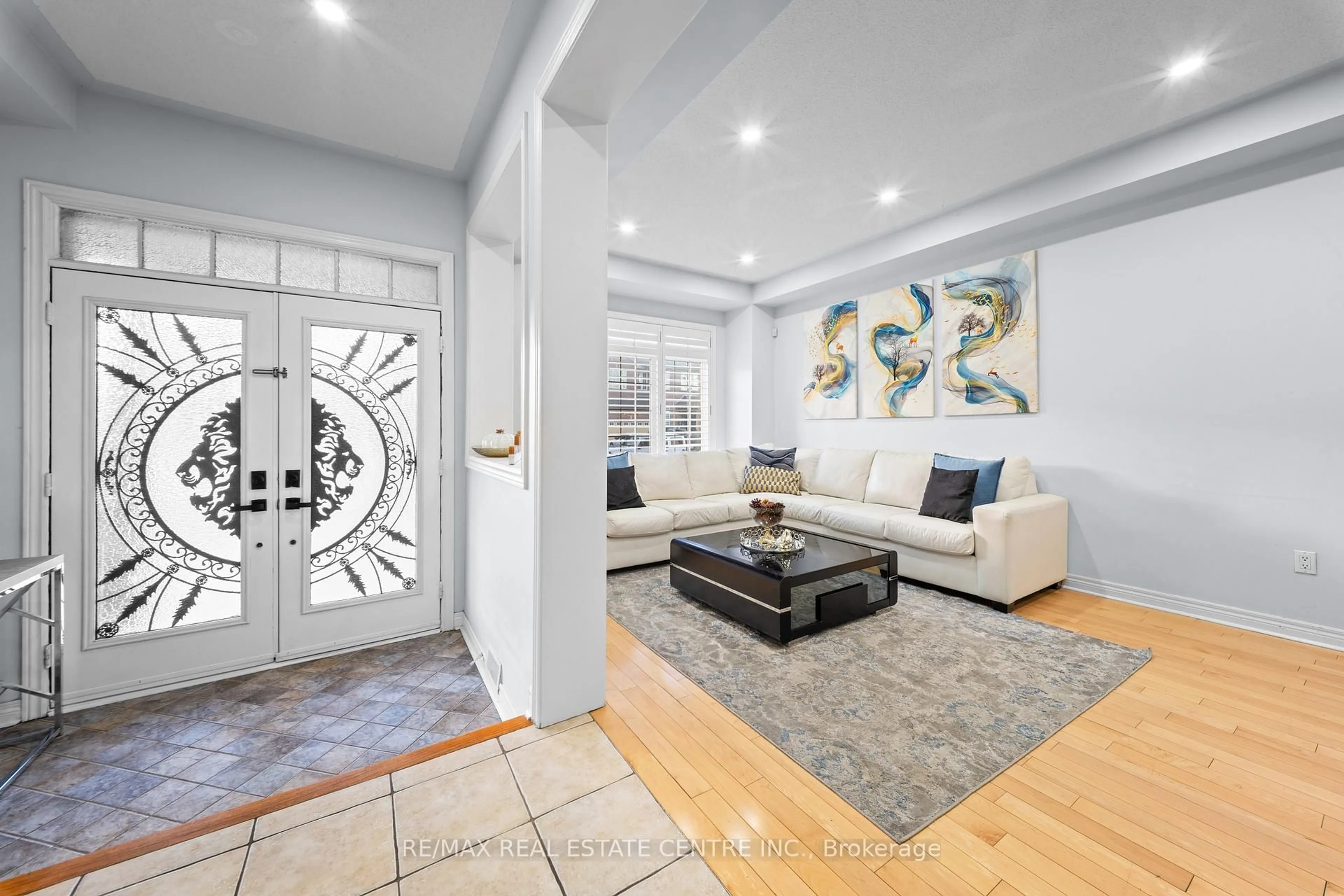 Indoor entryway for 51 Good Hope Rd, Brampton Ontario L6R 3L4