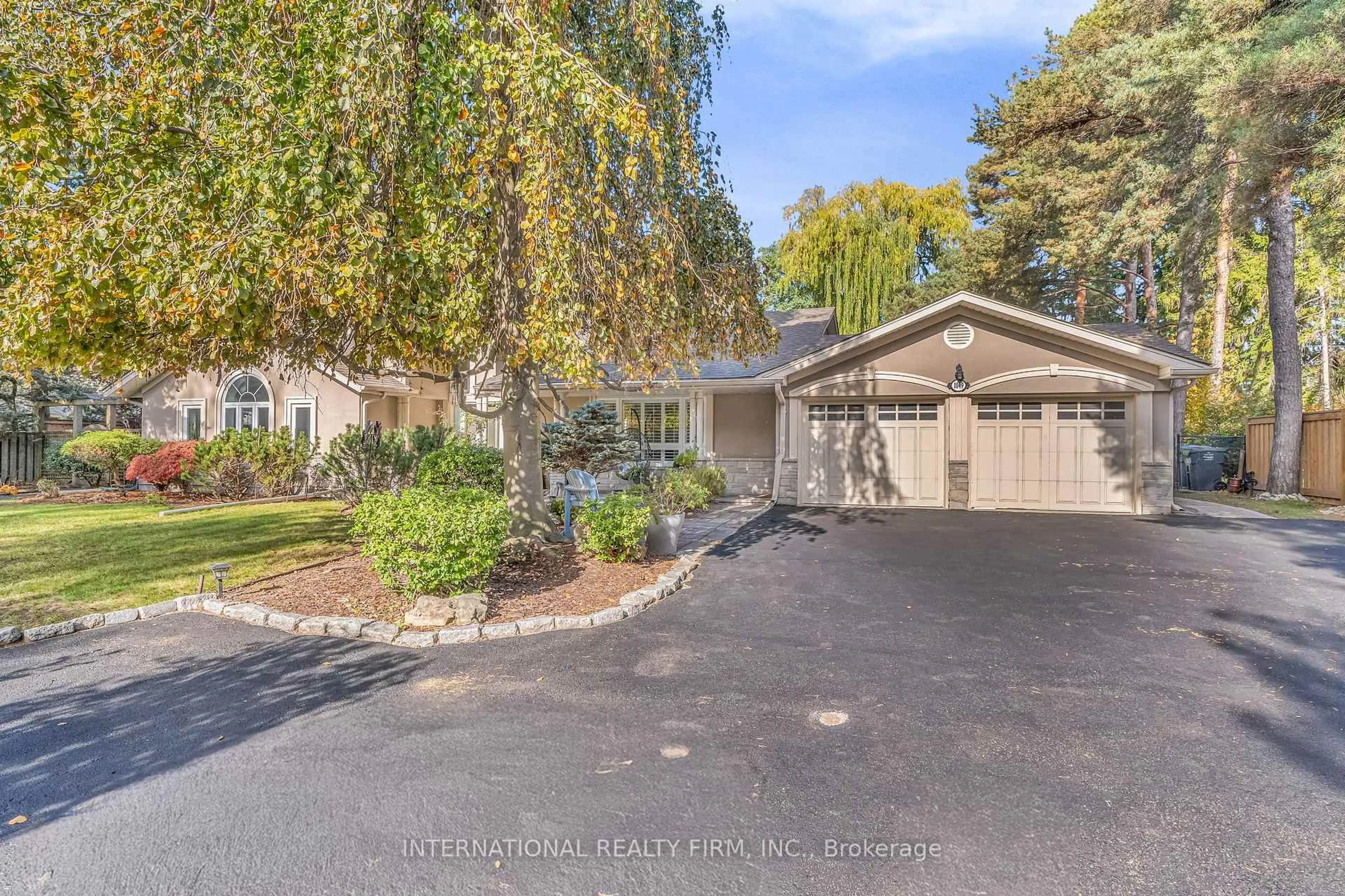 A pic from outside/outdoor area/front of a property/back of a property/a pic from drone, street for 1049 Indian Rd Rd, Mississauga Ontario L5H 1R6